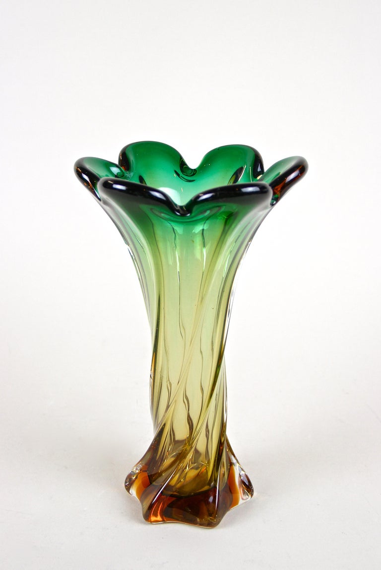 Murano Glass Vase Mid Century Green, Italy, circa 1960/70 For Sale 6
