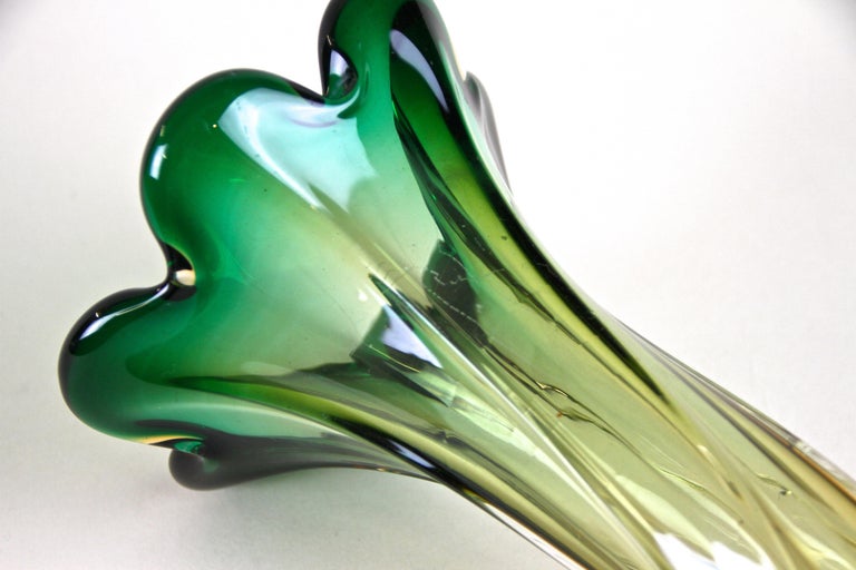 Murano Glass Vase Mid Century Green, Italy, circa 1960/70 For Sale 8