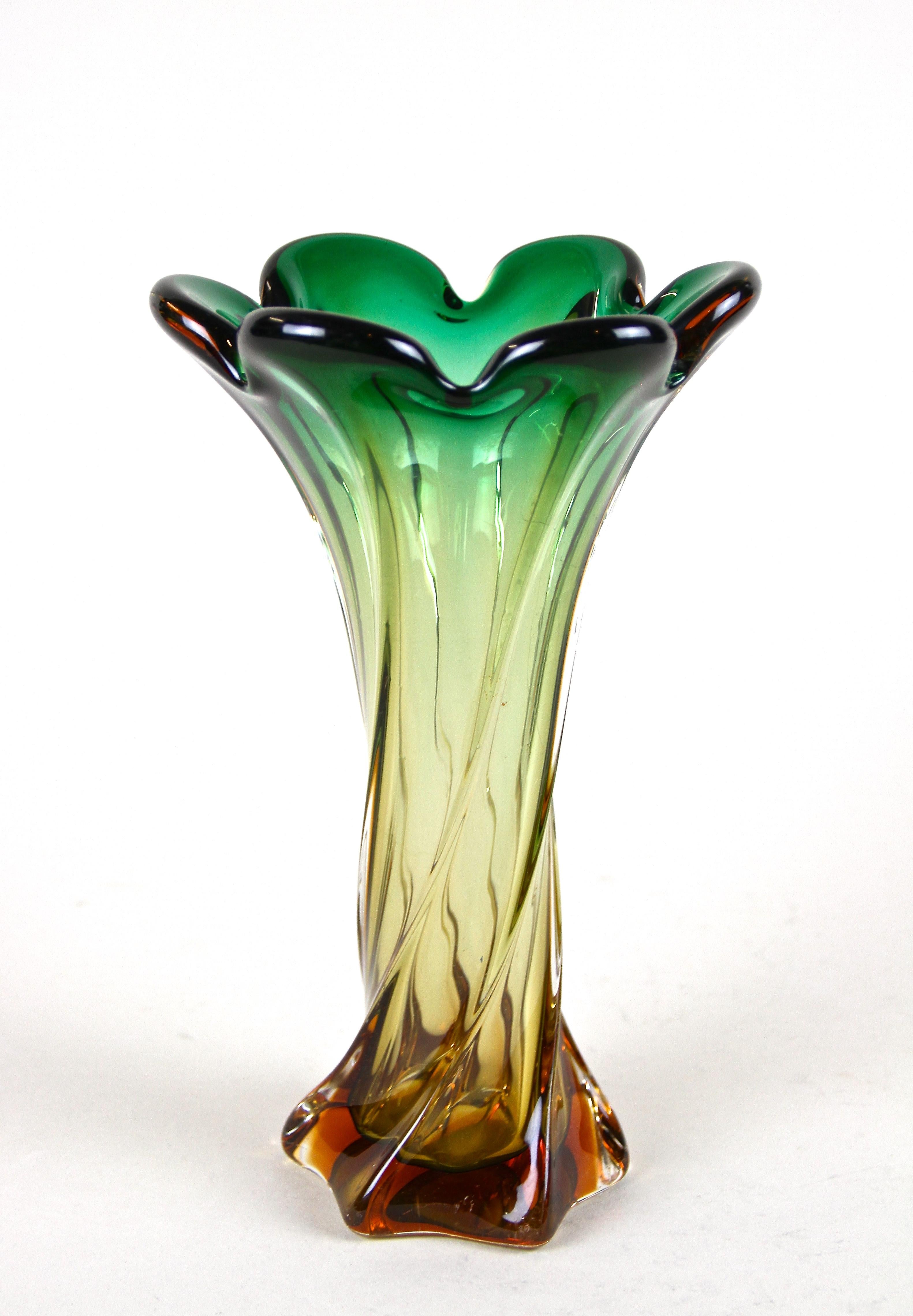 Fantastic looking, large mid century Murano glass vase out of the renown glass art workshops of Sommerso in Venetia. Artfully made in Italy around 1960/70 this lovely shaped glass vase impresses with an amazing coloration going from a beautiful