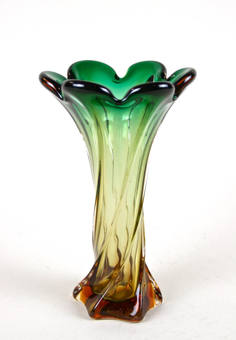 Fantastic looking, large mid century Murano glass vase out of the renown glass art workshops of Sommerso in Venetia. Artfully made in Italy around 1960/70 this lovely shaped glass vase impresses with an amazing coloration going from a beautiful