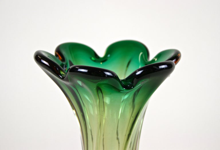 Murano Glass Vase Mid Century Green, Italy, circa 1960/70 In Good Condition For Sale In Lichtenberg, AT