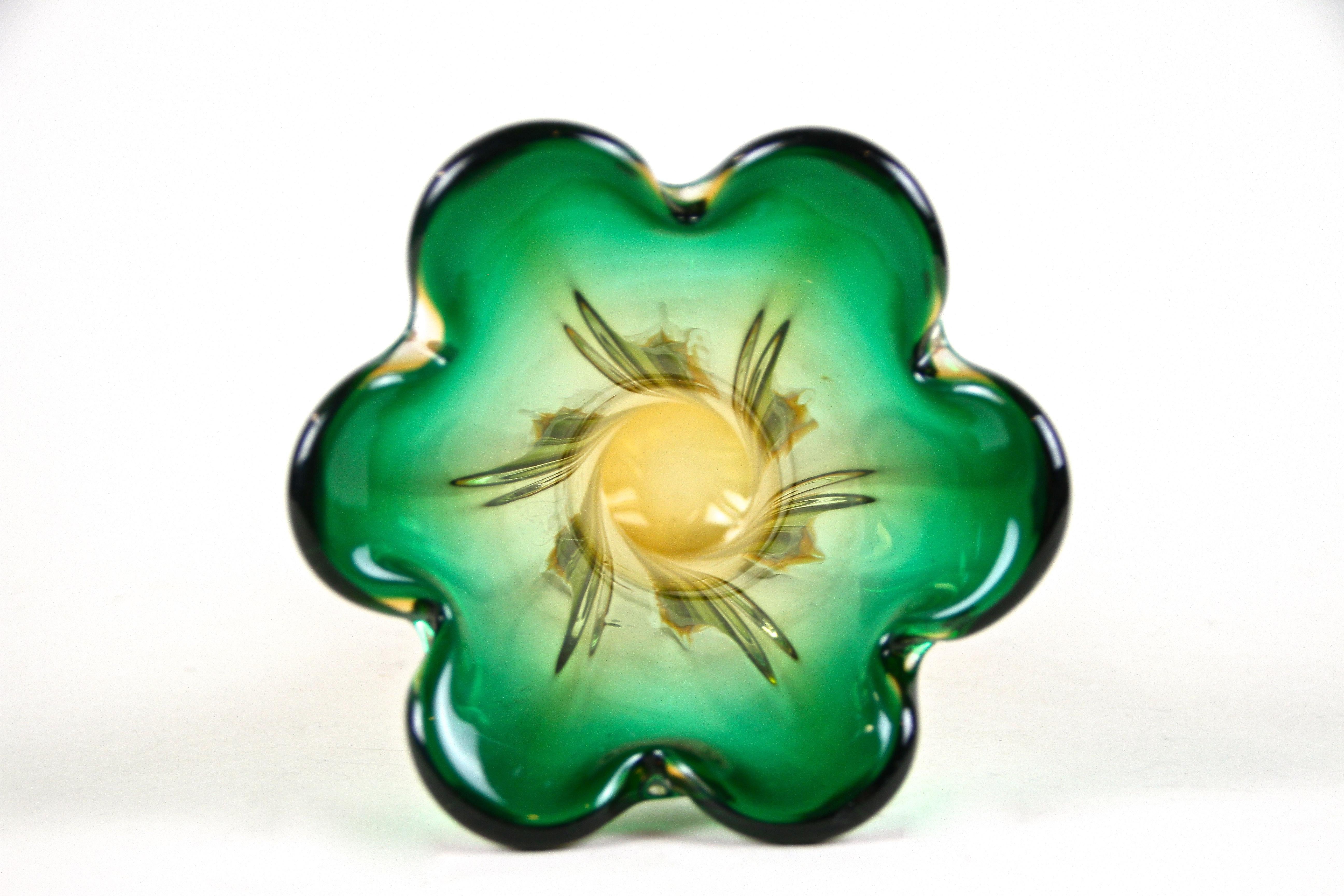 Murano Glass Vase Mid Century Green, Italy, circa 1960/70 In Good Condition In Lichtenberg, AT