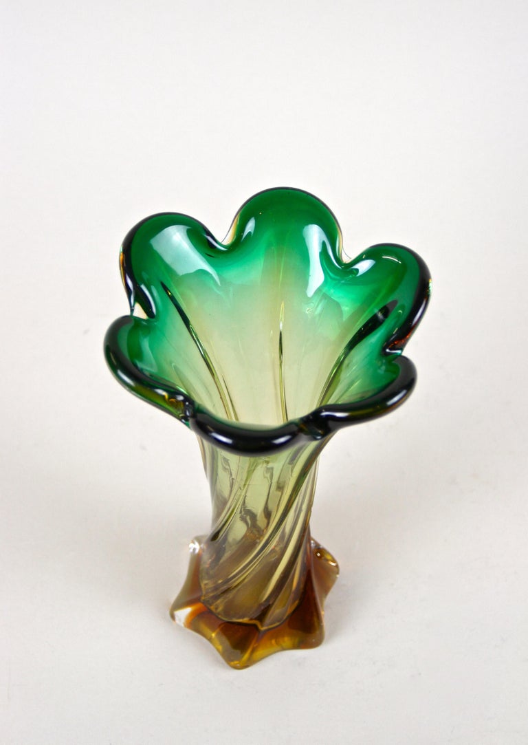 Murano Glass Vase Mid Century Green, Italy, circa 1960/70 For Sale 2