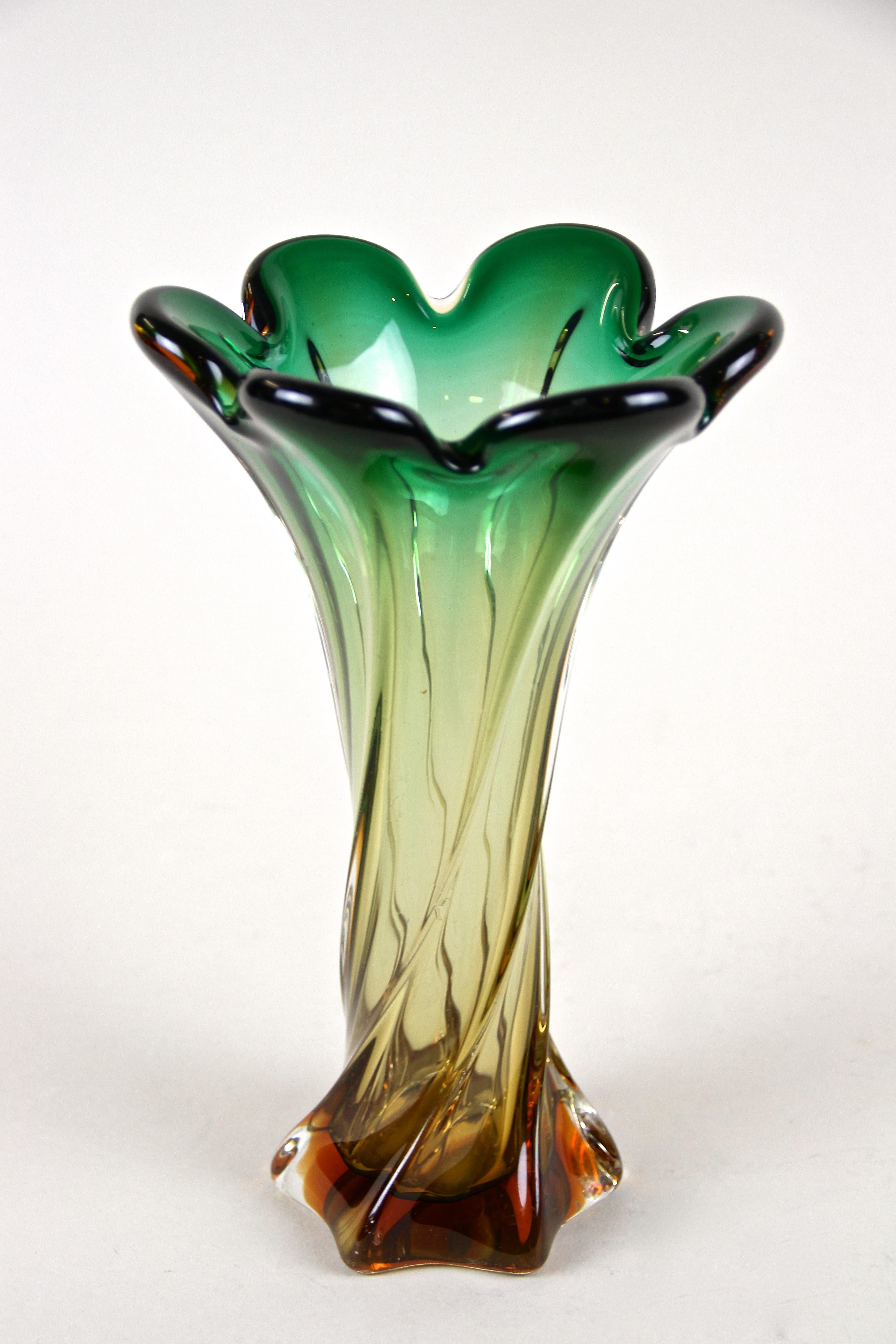 Murano Glass Vase Mid Century Green, Italy, circa 1960/70 2