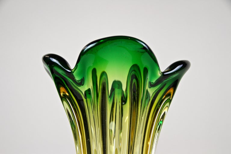 Murano Glass Vase Mid Century Green/ Yellow, Italy, circa 1960/70 For Sale 4