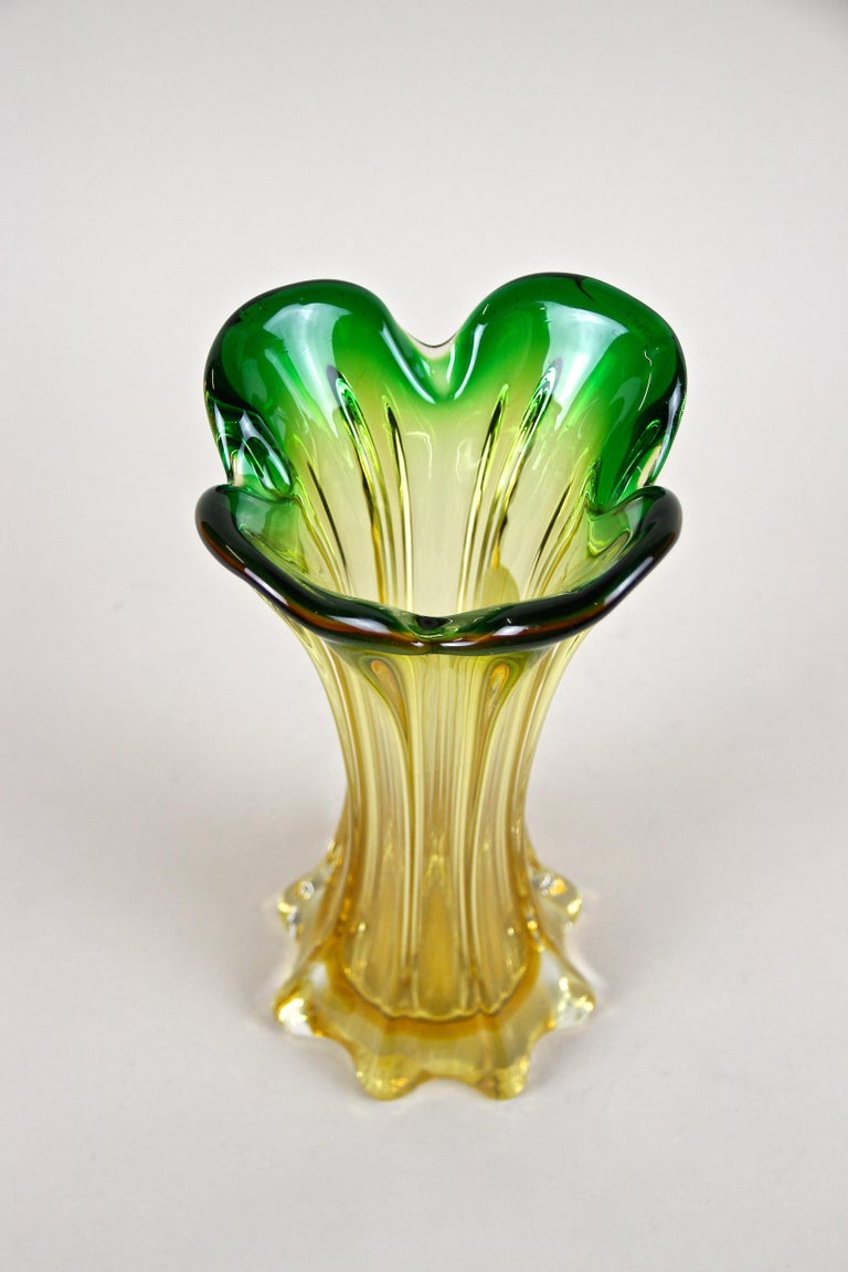Murano Glass Vase Mid Century Green/ Yellow, Italy, circa 1960/70 For Sale 5