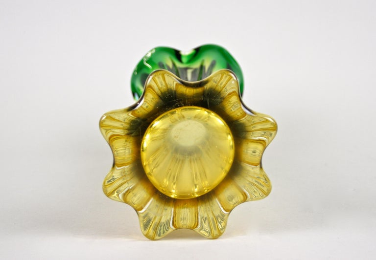 Murano Glass Vase Mid Century Green/ Yellow, Italy, circa 1960/70 For Sale 7