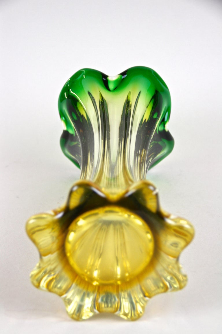 Murano Glass Vase Mid Century Green/ Yellow, Italy, circa 1960/70 For Sale 8