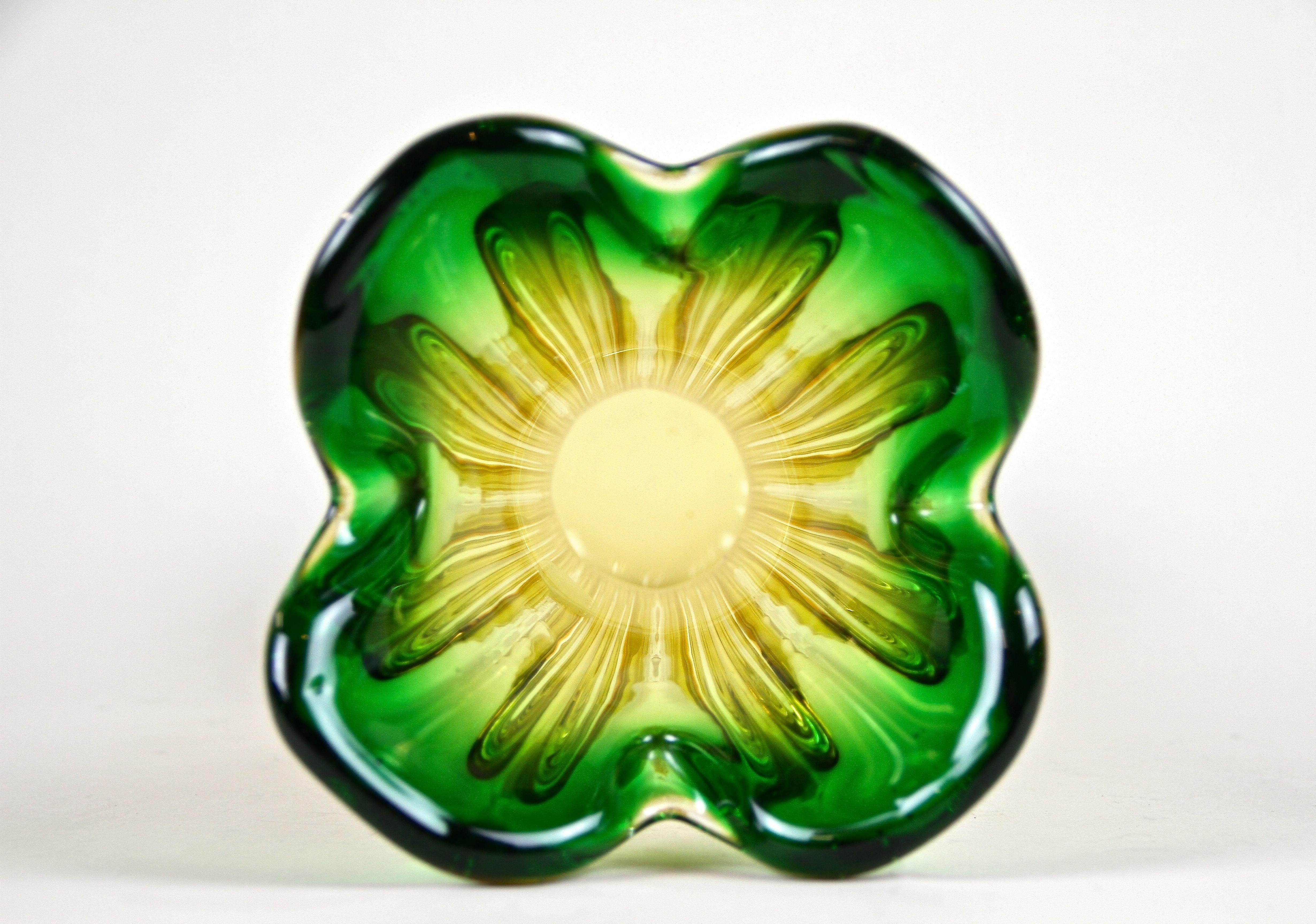Murano Glass Vase Mid Century Green/ Yellow, Italy, circa 1960/70 For Sale 6
