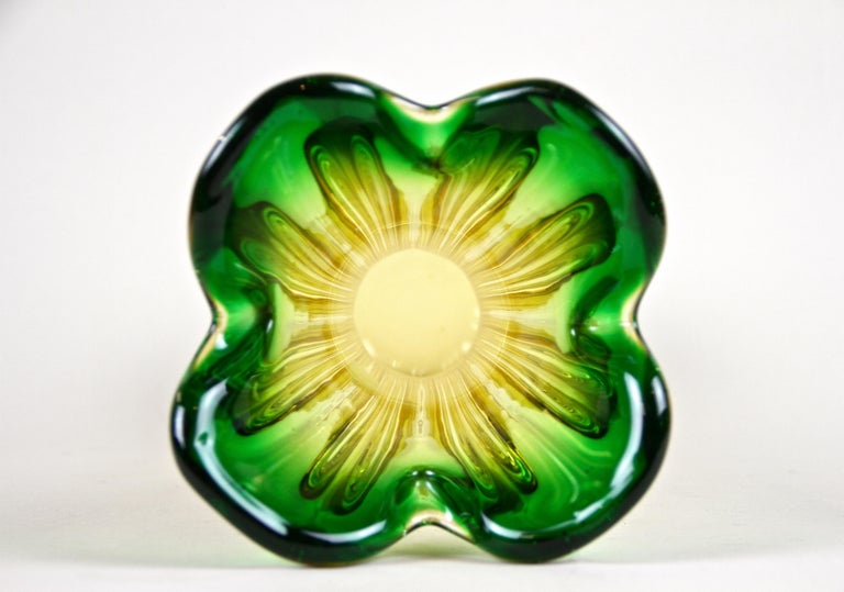Murano Glass Vase Mid Century Green/ Yellow, Italy, circa 1960/70 For Sale 9