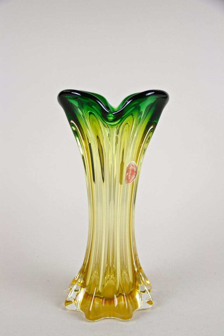 Murano Glass Vase Mid Century Green/ Yellow, Italy, circa 1960/70 In Good Condition For Sale In Lichtenberg, AT