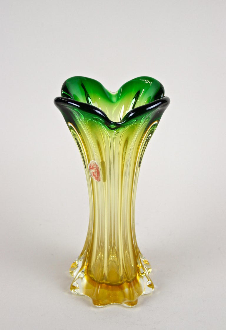 Murano Glass Vase Mid Century Green/ Yellow, Italy, circa 1960/70 For Sale 1
