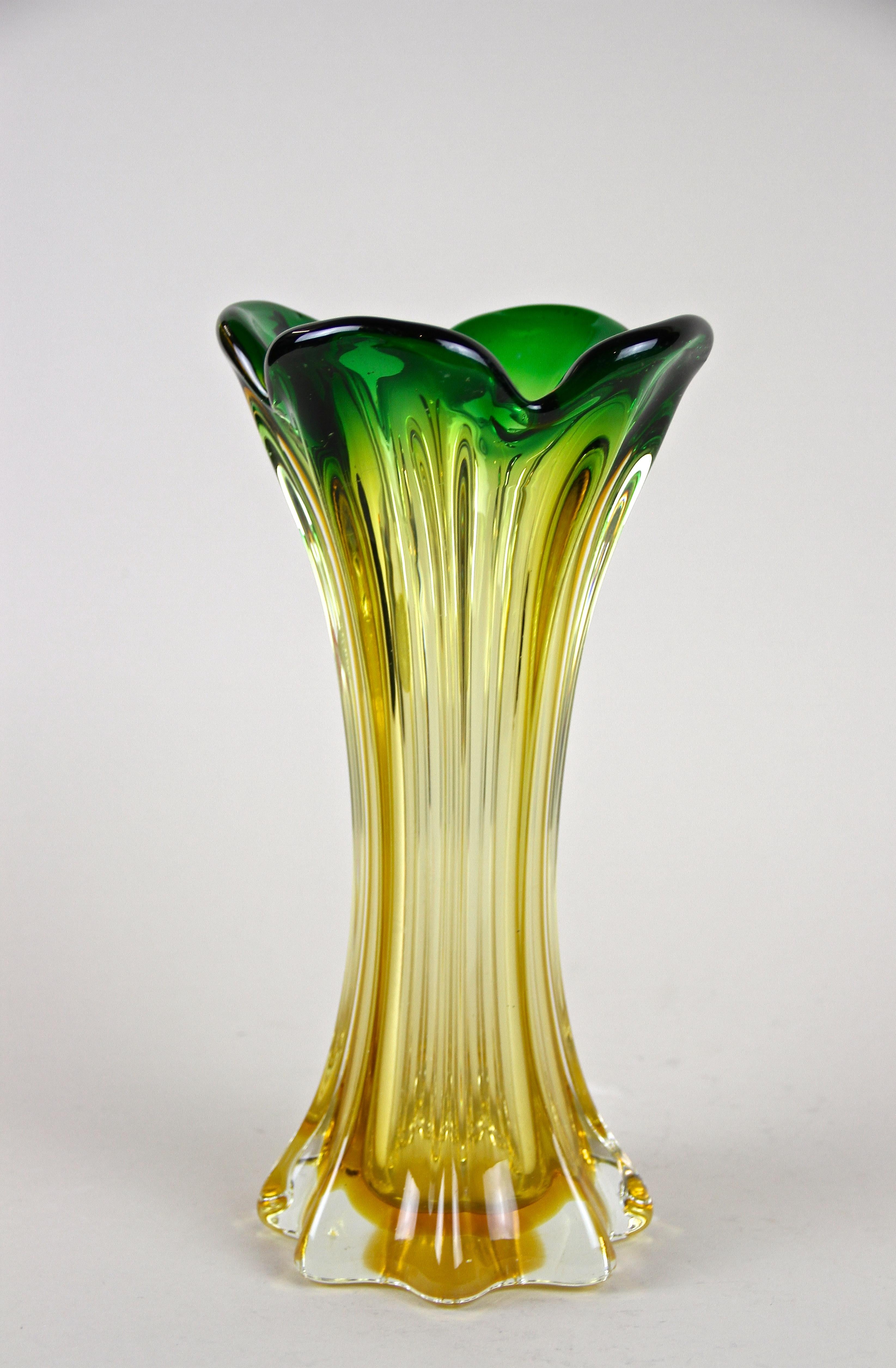 Murano Glass Vase Mid Century Green/ Yellow, Italy, circa 1960/70 In Good Condition For Sale In Lichtenberg, AT