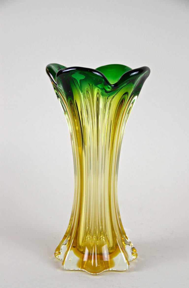 Murano Glass Vase Mid Century Green/ Yellow, Italy, circa 1960/70 For Sale 2