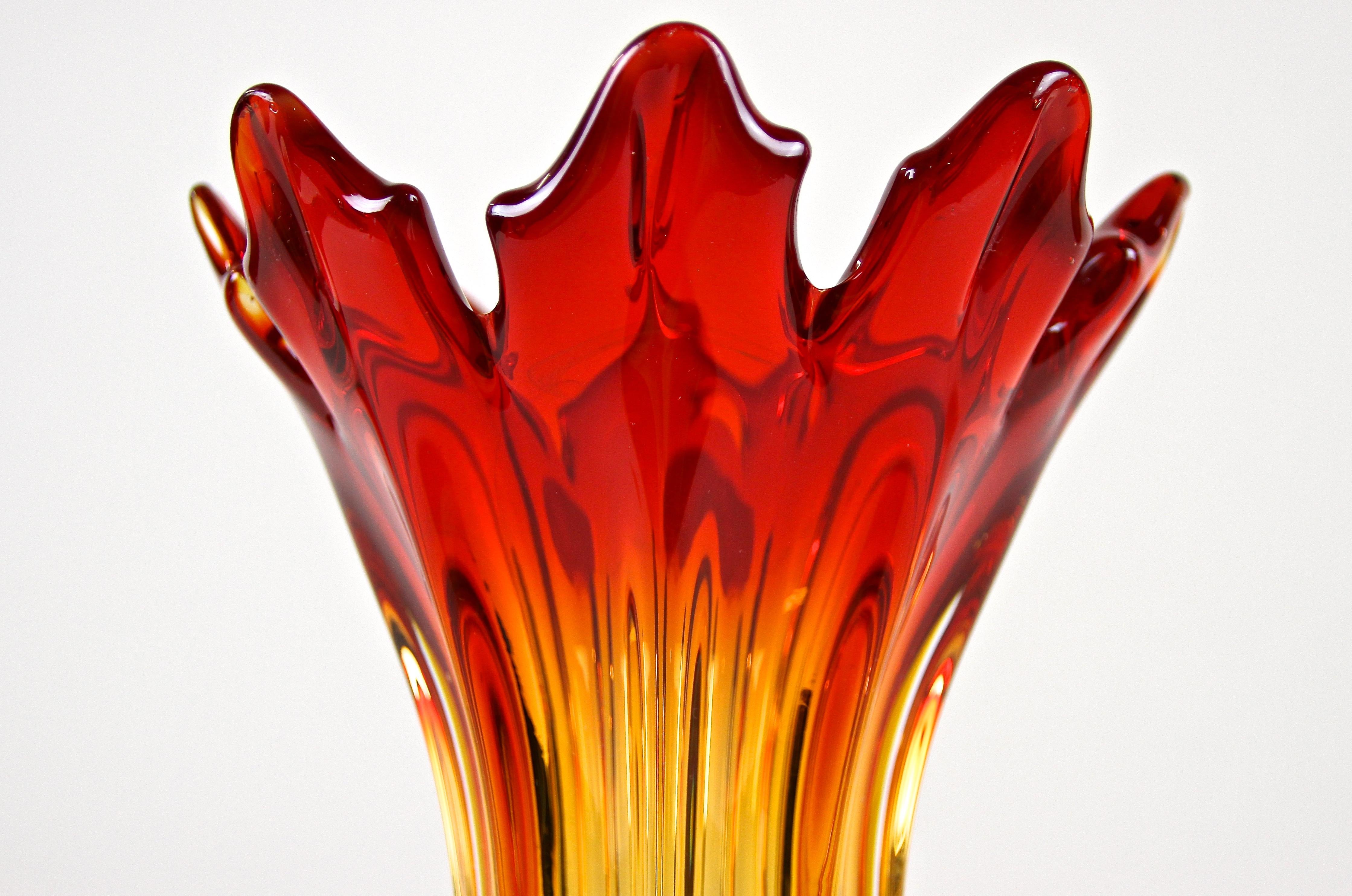Murano Glass Vase Mid Century, Italy, circa 1960/70 For Sale 2