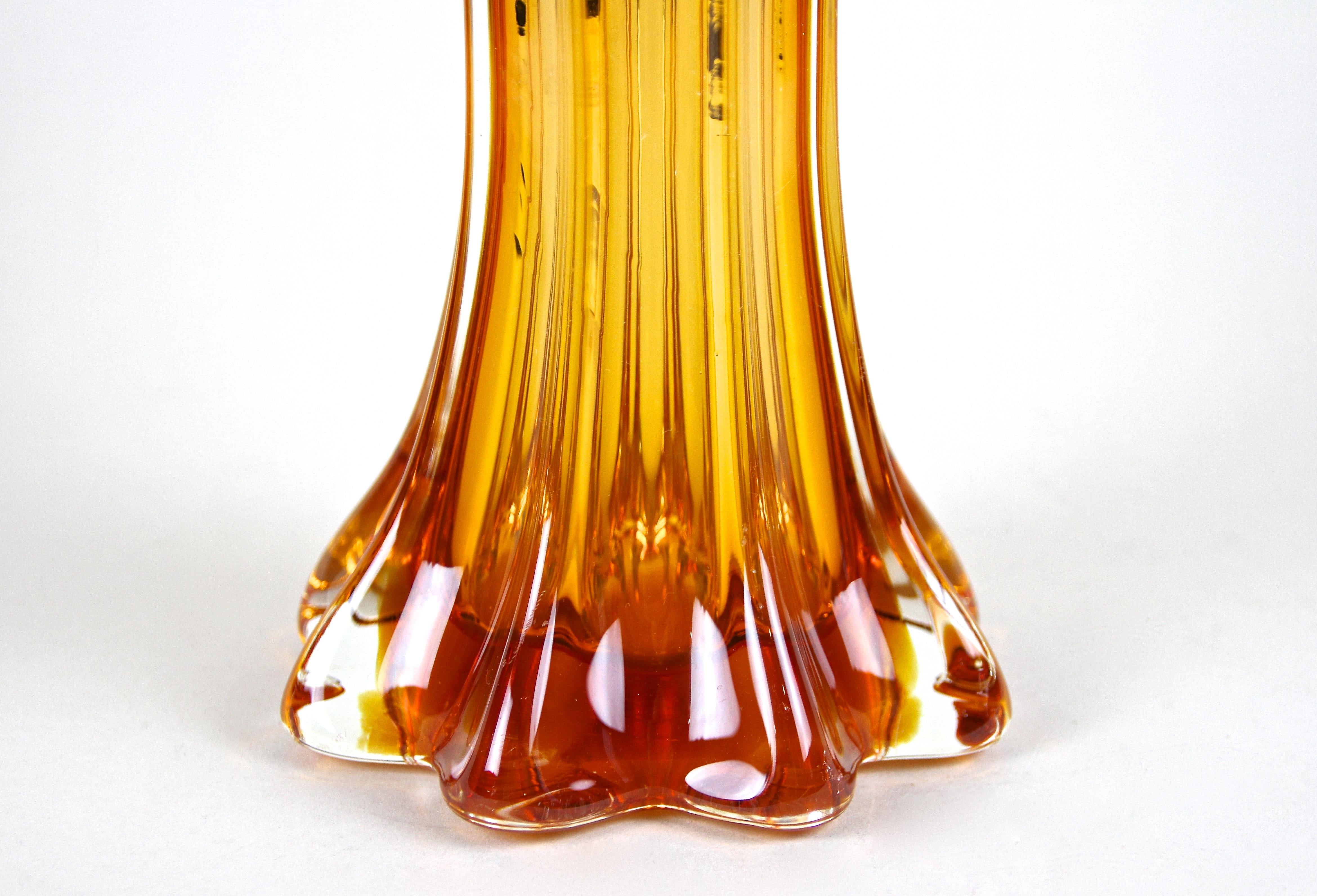 Colorful large mid-century Murano glass vase out of the famous glass art workshop Sommerso in Venetia/ Italy. Artfully made around 1960/70 this decorative, beautifully shaped glass vase impresses with its pleasing coloration going from a shining red