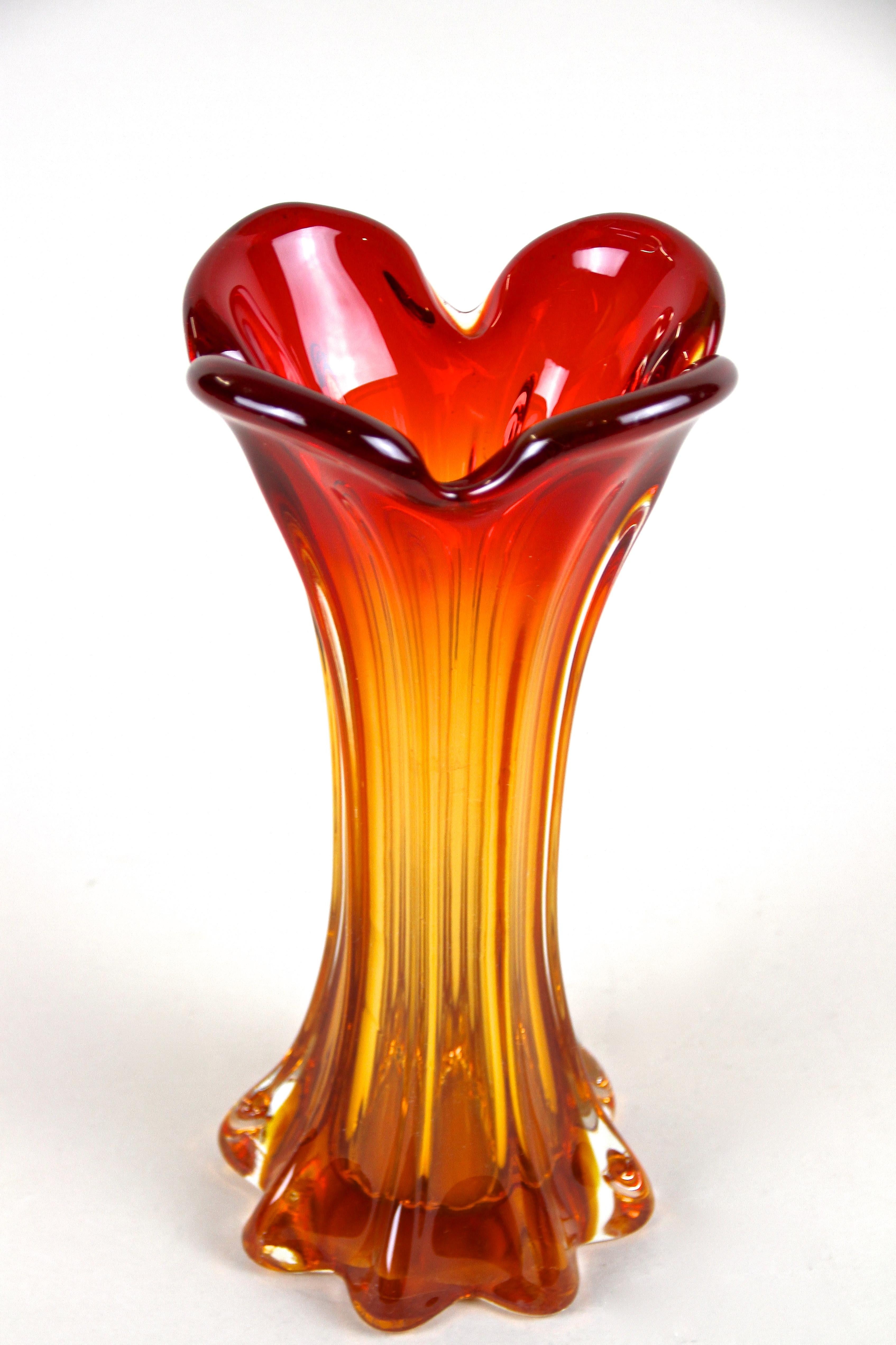 Mid-Century Modern Vase en verre de Murano Mid Century Rouge / Orange, Italie, circa 1960/70 en vente