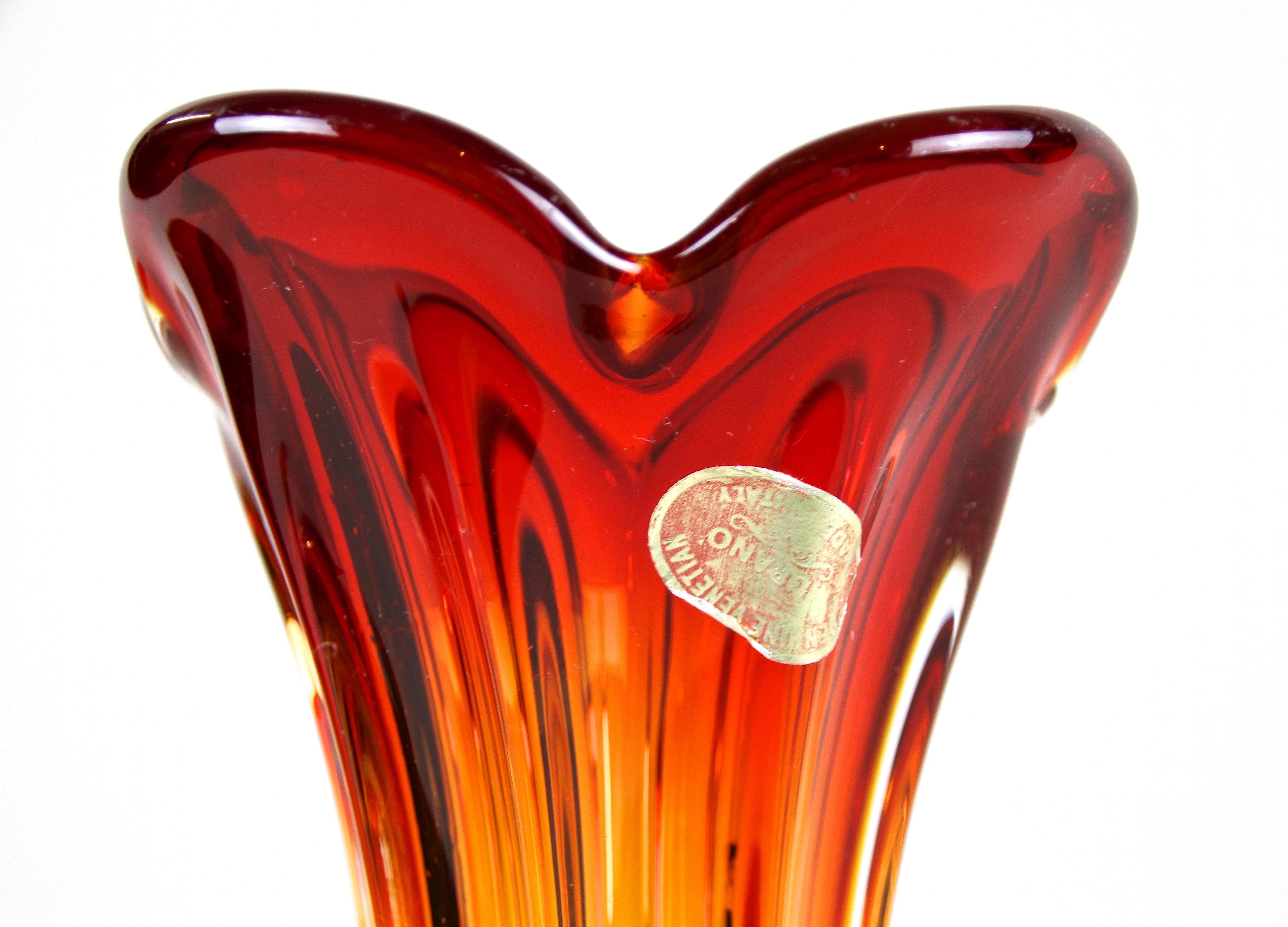 Mid-Century Modern Murano Glass Vase Mid Century Red / Orange, Italy, circa 1960/70 For Sale