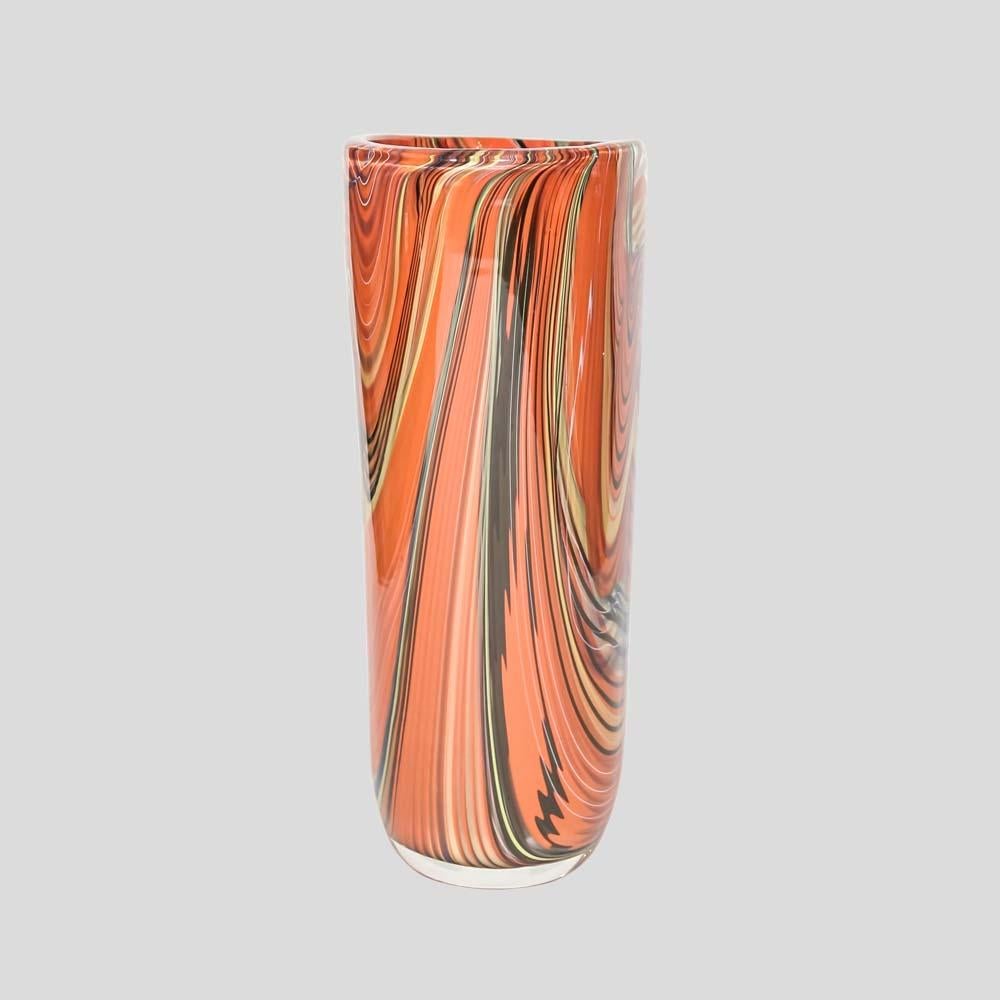 Nous avons ici une pièce unique d'art italien de Murano.  Vase en verre de studio, verre soufflé à la main avec de multiples techniques impliquées et verre en  tons d'orange, de noir et de jaune se fondant dans une harmonieuse abstraction de formes