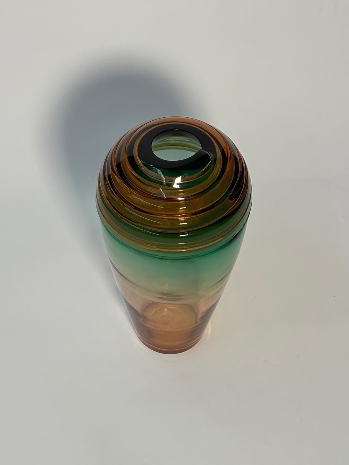 Vaso Vertigine disegnato da Toni Zuccheri e prodotto da VeArt, circa 1980. Ha esposto alla Tingo Design Gallery nel 2008 per la mostra 