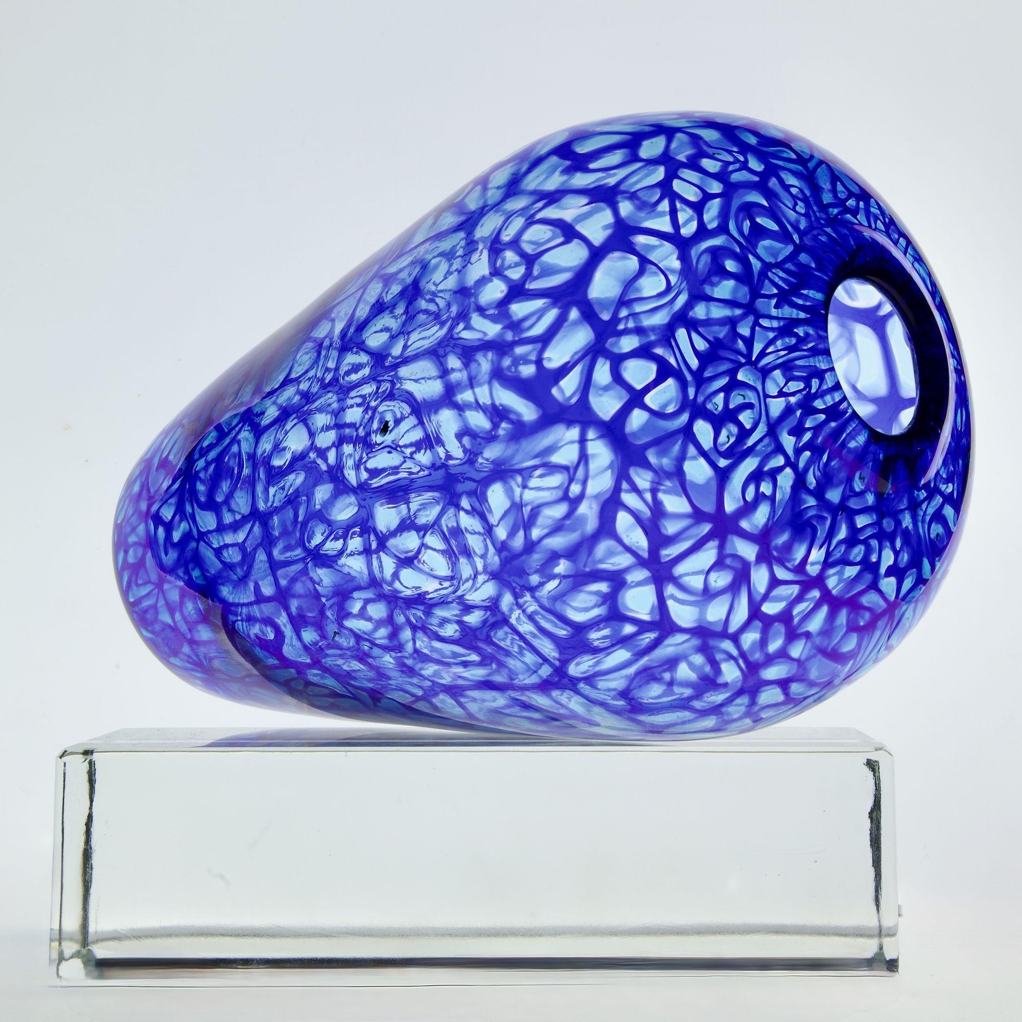 Bezaubernde Murrine-Vase mit einem komplexen Netz aus Murrine. Bei genauem Hinsehen handelt es sich um quadratische Murrine mit dem Muster einer Rose.
Die Murrinas sind aus Kobaltblau und Aquamarin gefertigt. Das Lichtspiel des transparenten