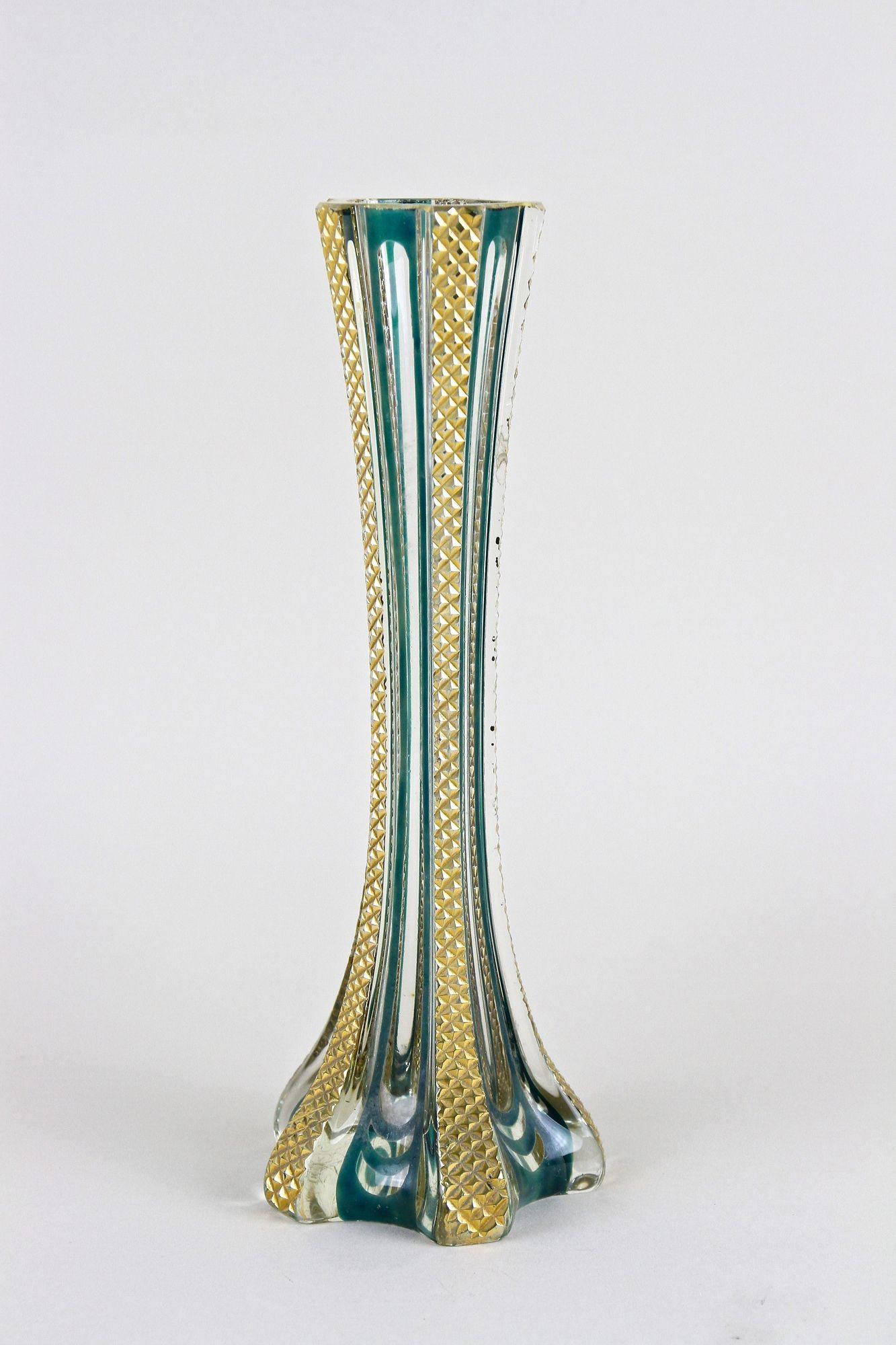 Murano Glass Vase With Gold Accents, Early 20th Century - Italy ca. 1930 For Sale 6