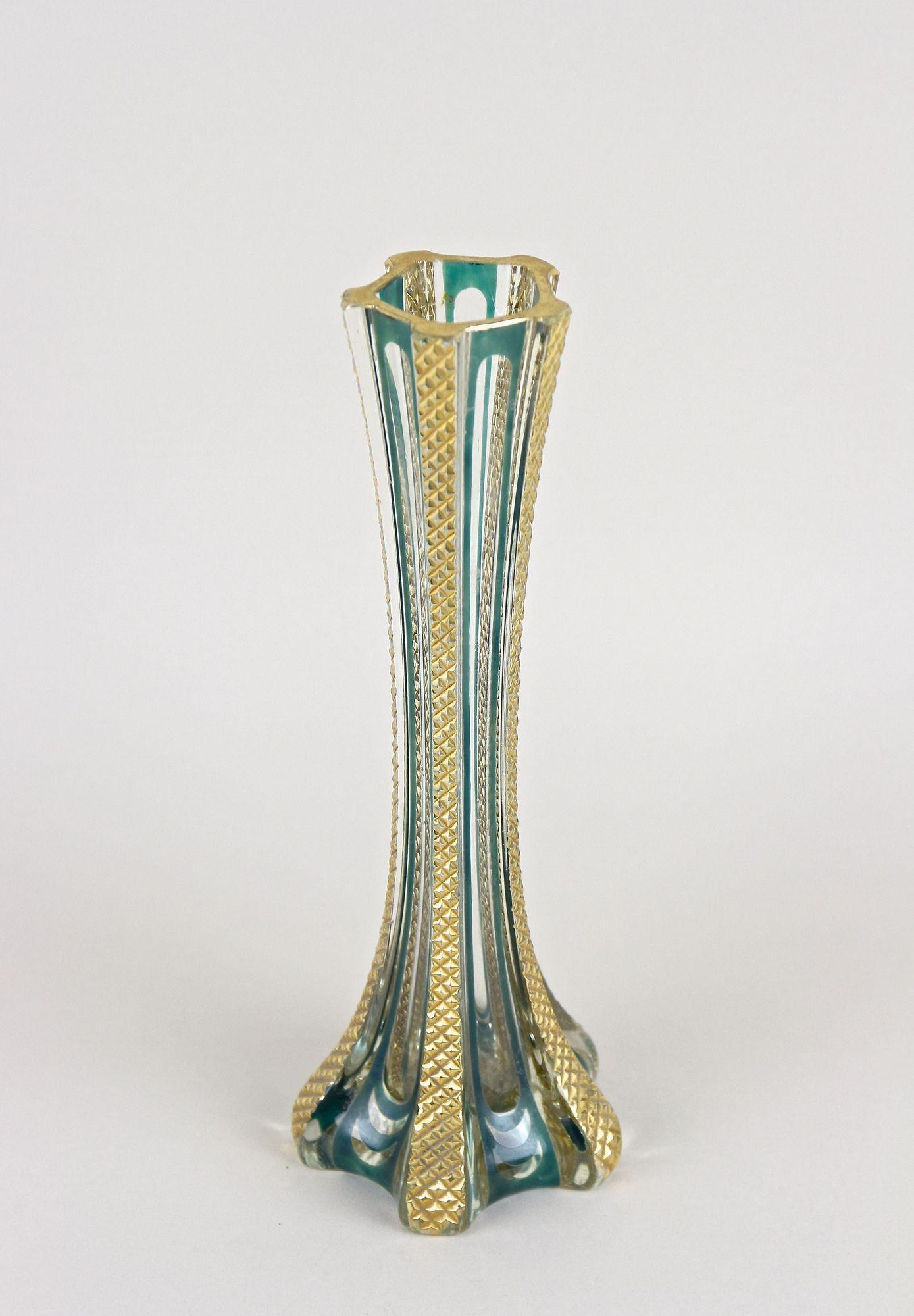 Absolute rare 20th century Murano glass vase from the period around 1930 in Italy. Early murano pieces in such great original condition like this one are really hard to find nowadays. The elegantly, pentagonal shaped body is looking for its equal