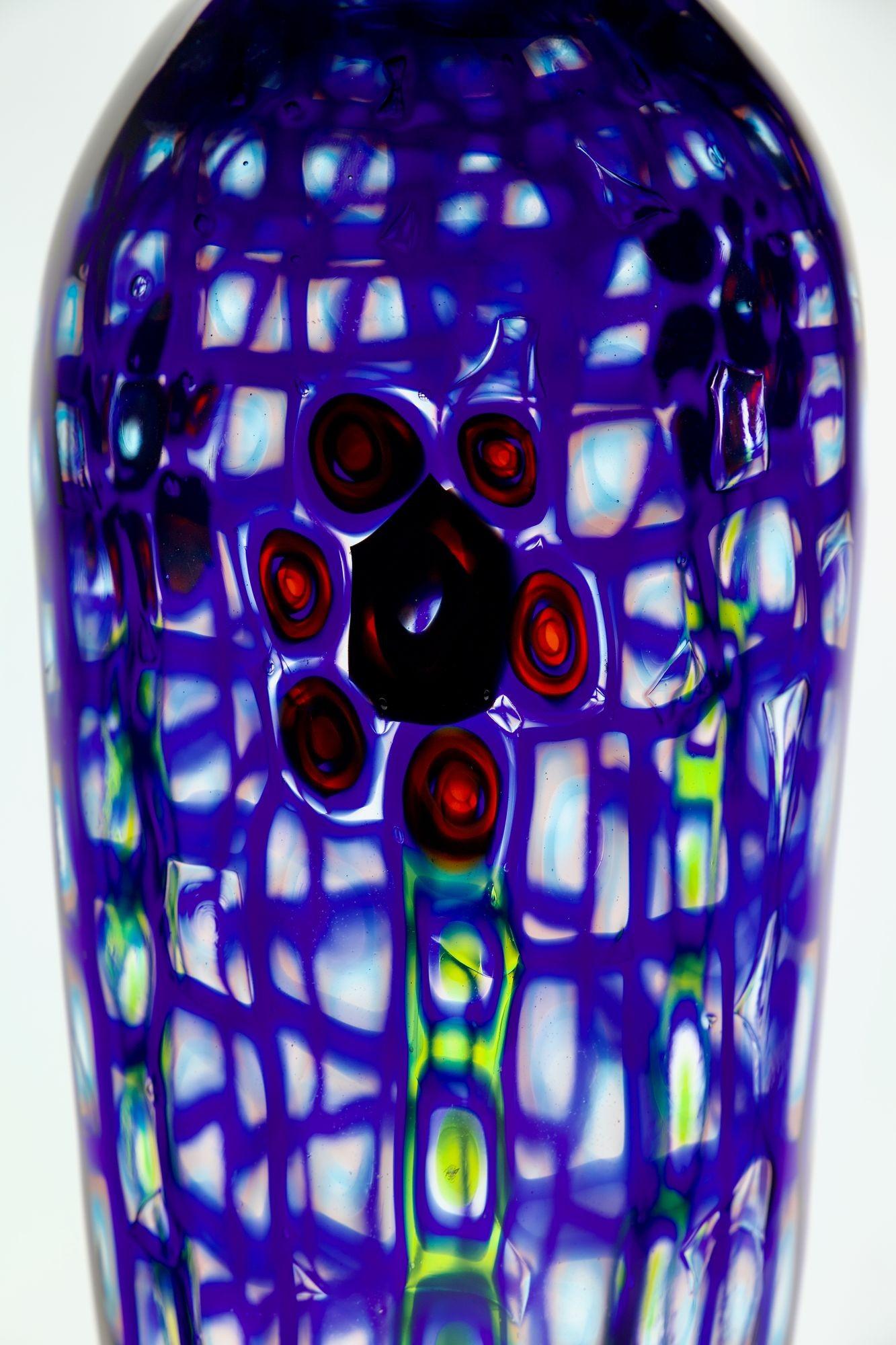Stile Barovier&Toso, anni 80, senza firma, stacco del puntello.

Vaso a forma di potiche in vetro di Murano con murrine quadrate in acquamarina, ametista e blu cobalto. Il mosaico di Murrine comprende un disegno floreale realizzato con le Murrine in