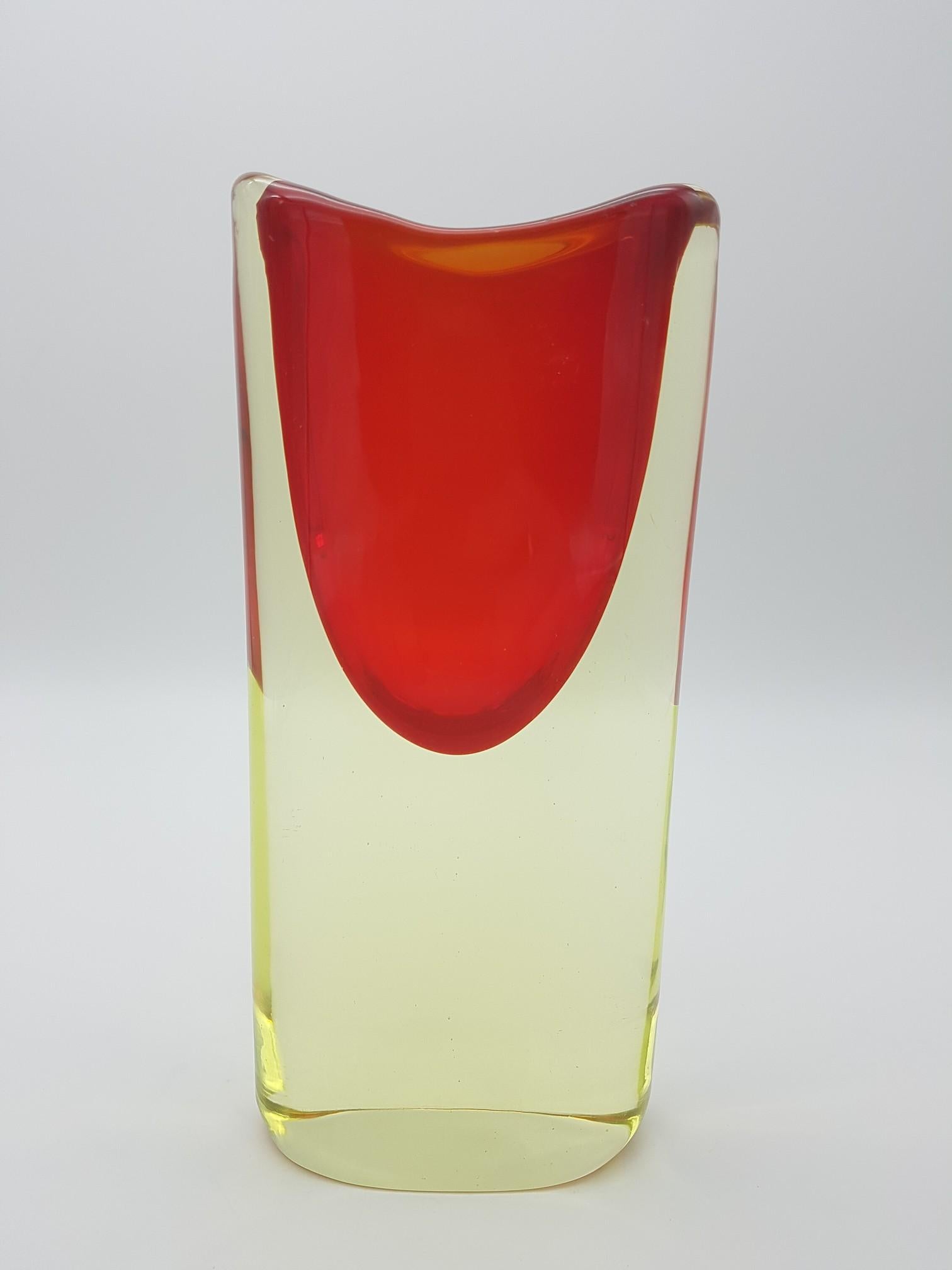 This modern and elegant Murano glass vase has been hand-made by the Gino Cenedese e Figlio glass-factory in the mid-1960s, design by Antonio da Ros. The suggestive juxtaposition of yellow and red colors creates a beautiful contrast that stimulates