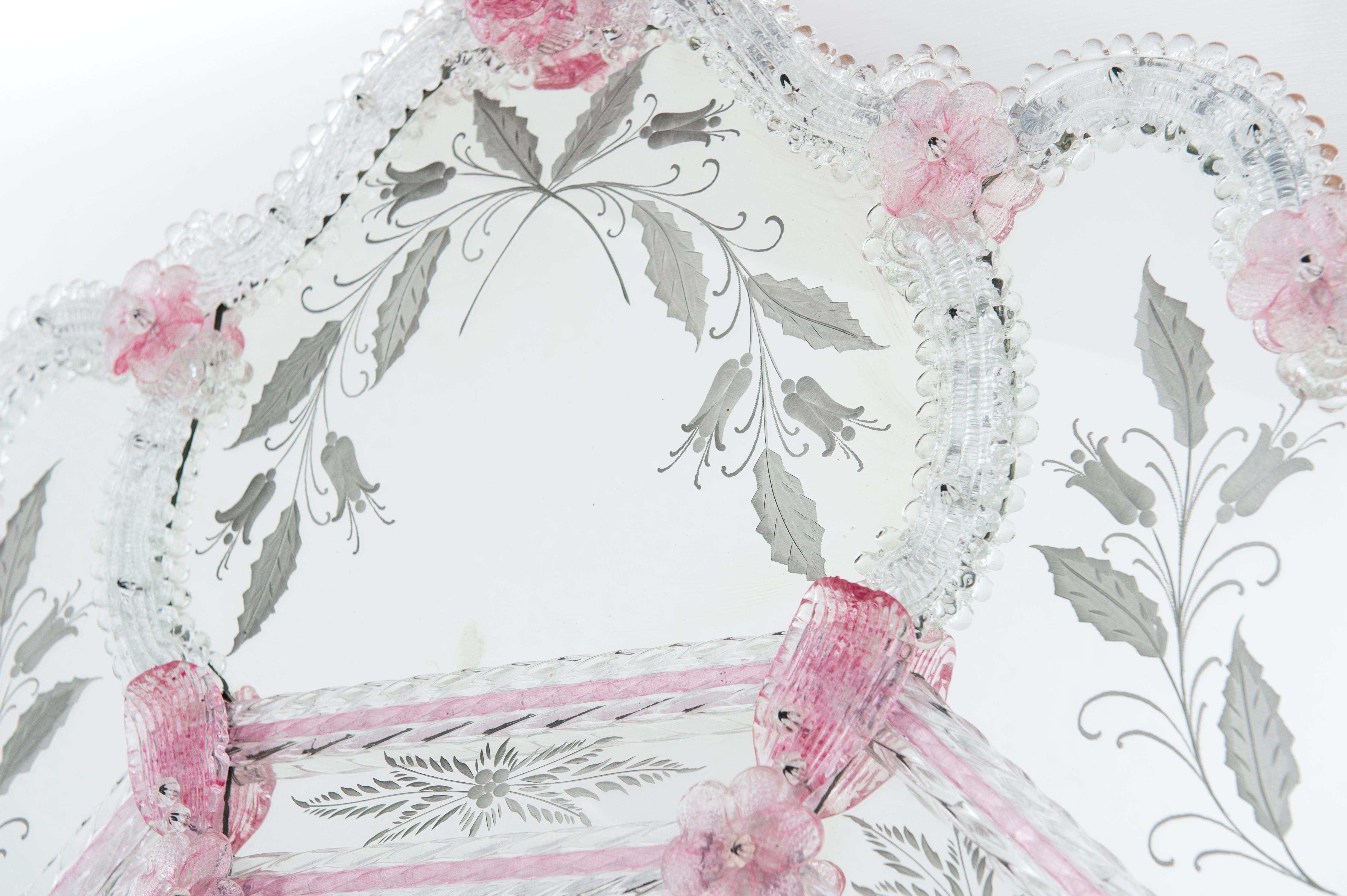 Mid-Century moderno Specchio rosa in vetro di Murano. - TBCD in vendita