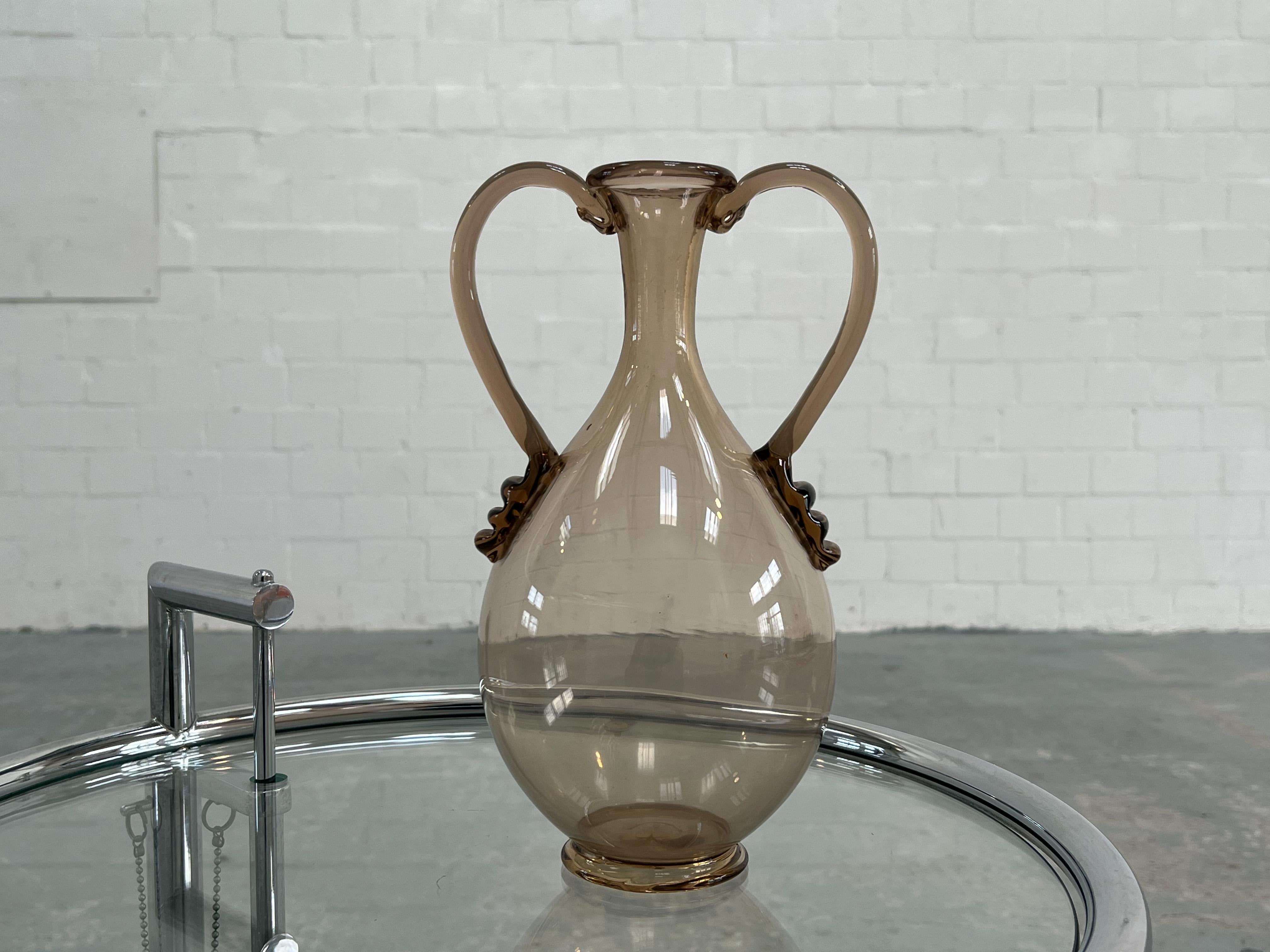 Lightbrown colored blown Murano glass vase, designed
by Vittorio Zecchin in 1921 and made by Venini Murano.
Small mouth that widens towards the base with a
pot-bellied body, wide handles decorated with 