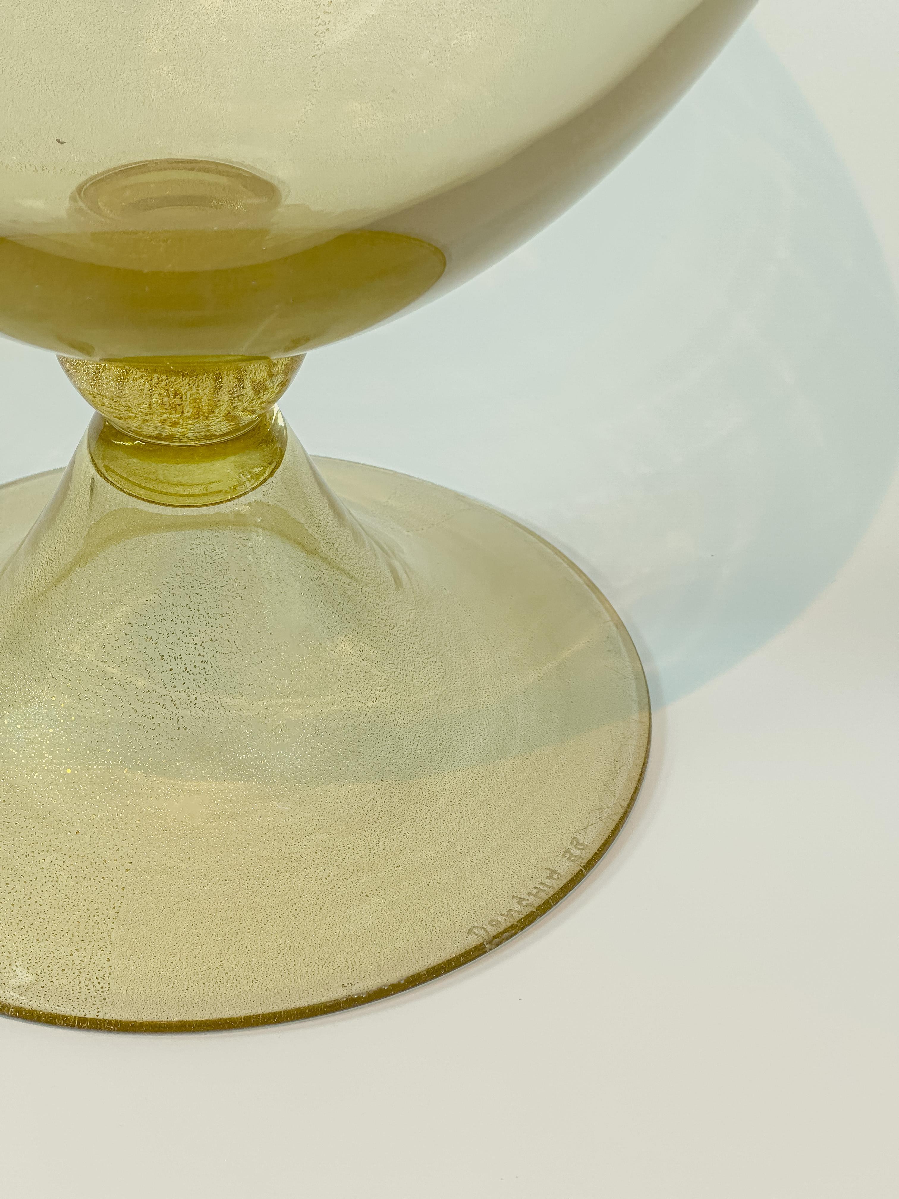 Gran jarrón de forma veronesa, fabricado por Seguso Vetri d'Arte en Murano para Donghia.

La forma rotunda deriva del clásico Vaso Veronés, un tipo de vidrio veneciano desarrollado por primera vez en el siglo XVI y reinterpretado en toda la