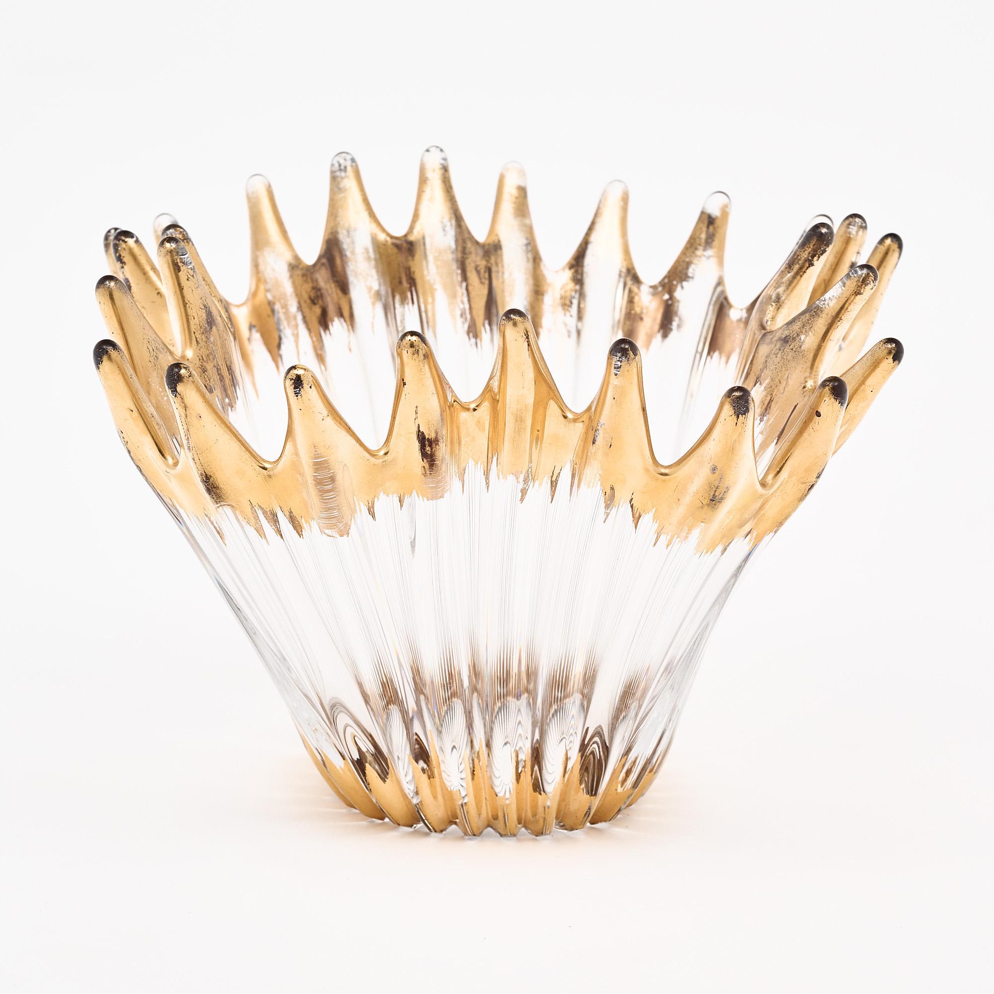 Vintage Murano glass bowl in a handkerchief style. Le verre transparent a été doré à la feuille d'or sur le bas et le haut de l'arête du verre.