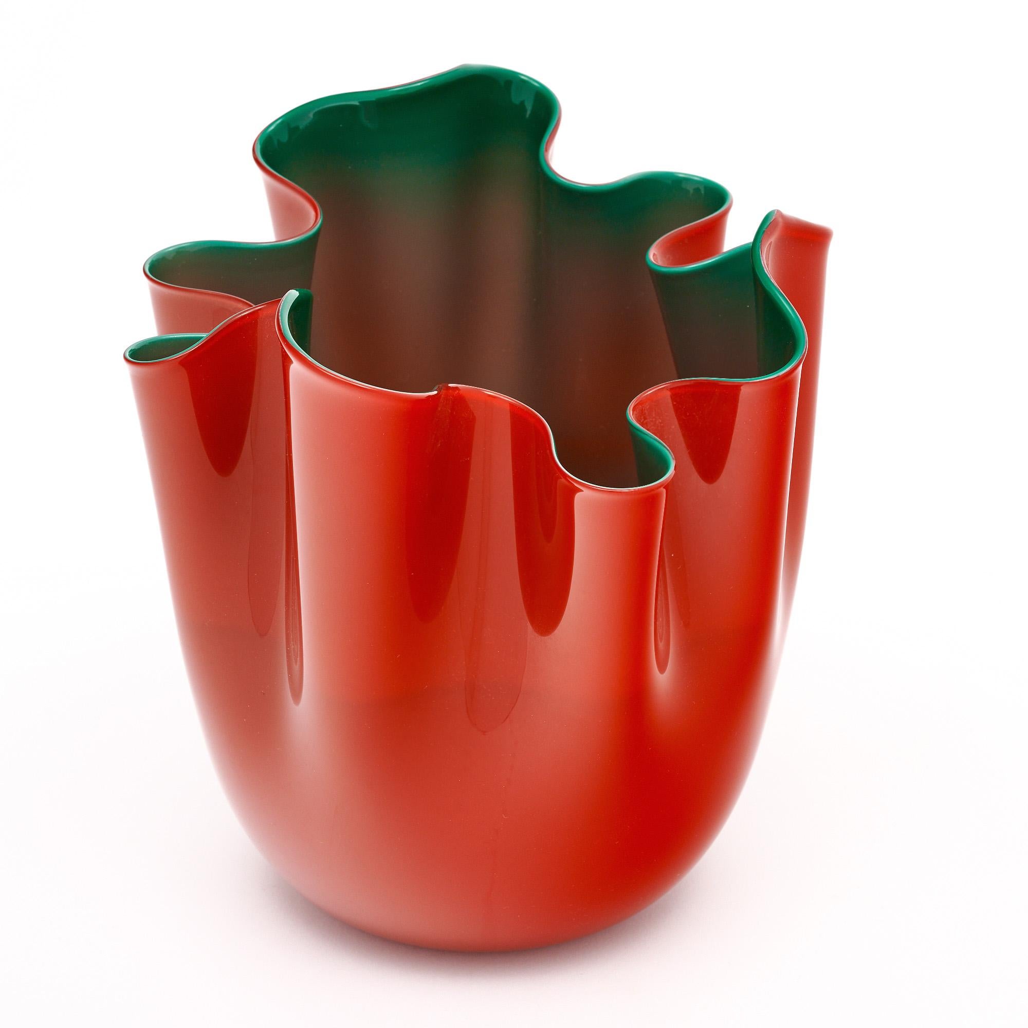 Vase der berühmten Glasmanufaktur Venini in Murano, Italien, außerhalb von Venedig. Dieses mundgeblasene Stück weist das berühmte 