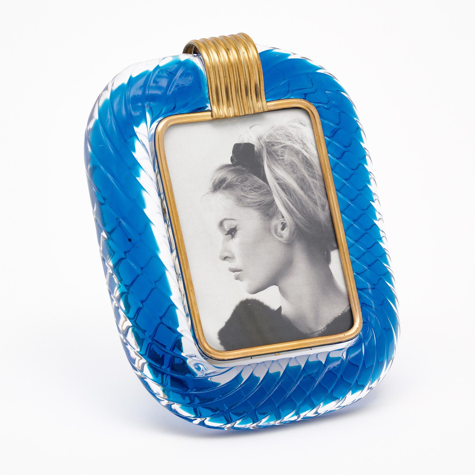 Fotorahmen aus Murano-Glas mit Messingverzierungen, Venini zugeschrieben. Bei diesem Vintage-Stück ist ein Band aus blauem Glas in das klare Glas in Sommerso-Technik eingeschmolzen. Der Rahmen hat einen strukturierten, gedrehten Effekt auf dem