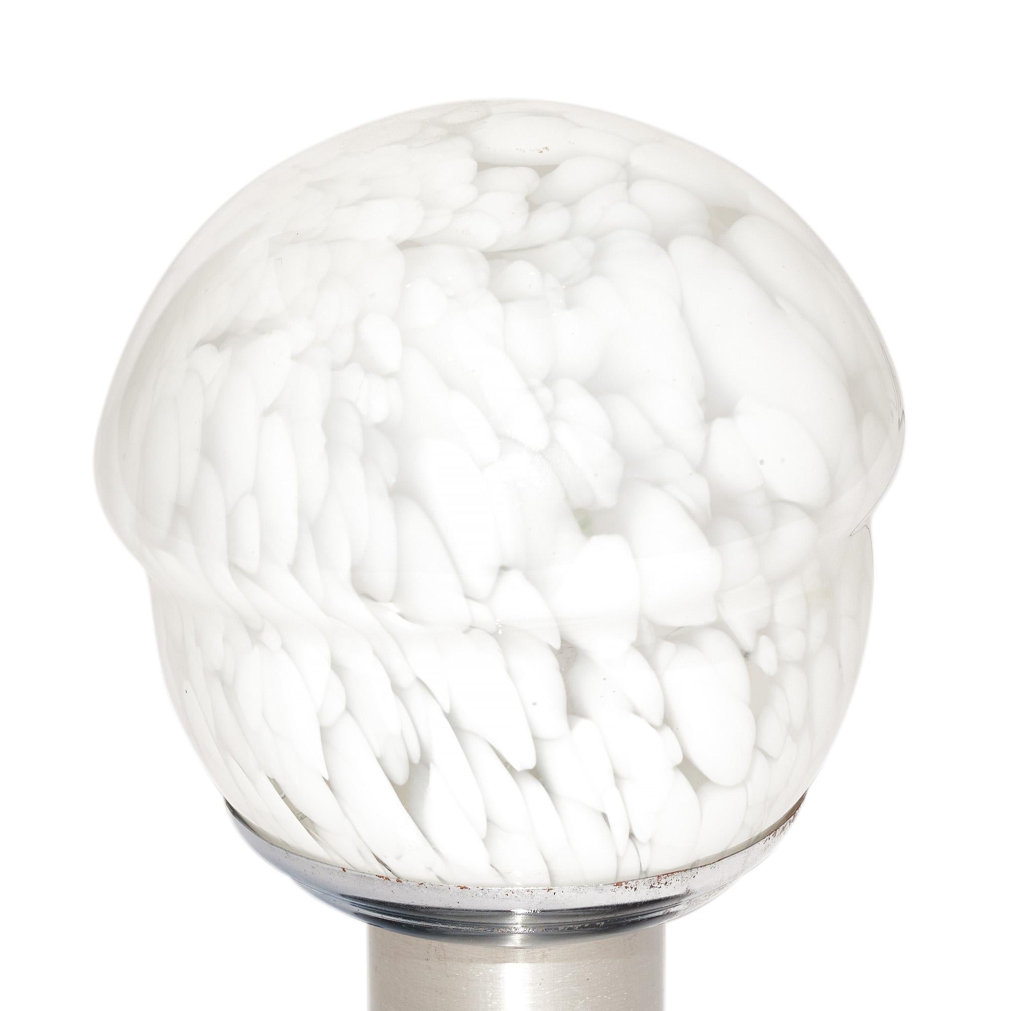 Lámpara de mesa de Murano, Italia, a las afueras de Venecia. Esta pieza tiene una base cromada que sujeta una pantalla de cristal de Murano soplado a mano. La pantalla tiene forma orgánica y un diseño de cristal opaco blanco y transparente. Esta