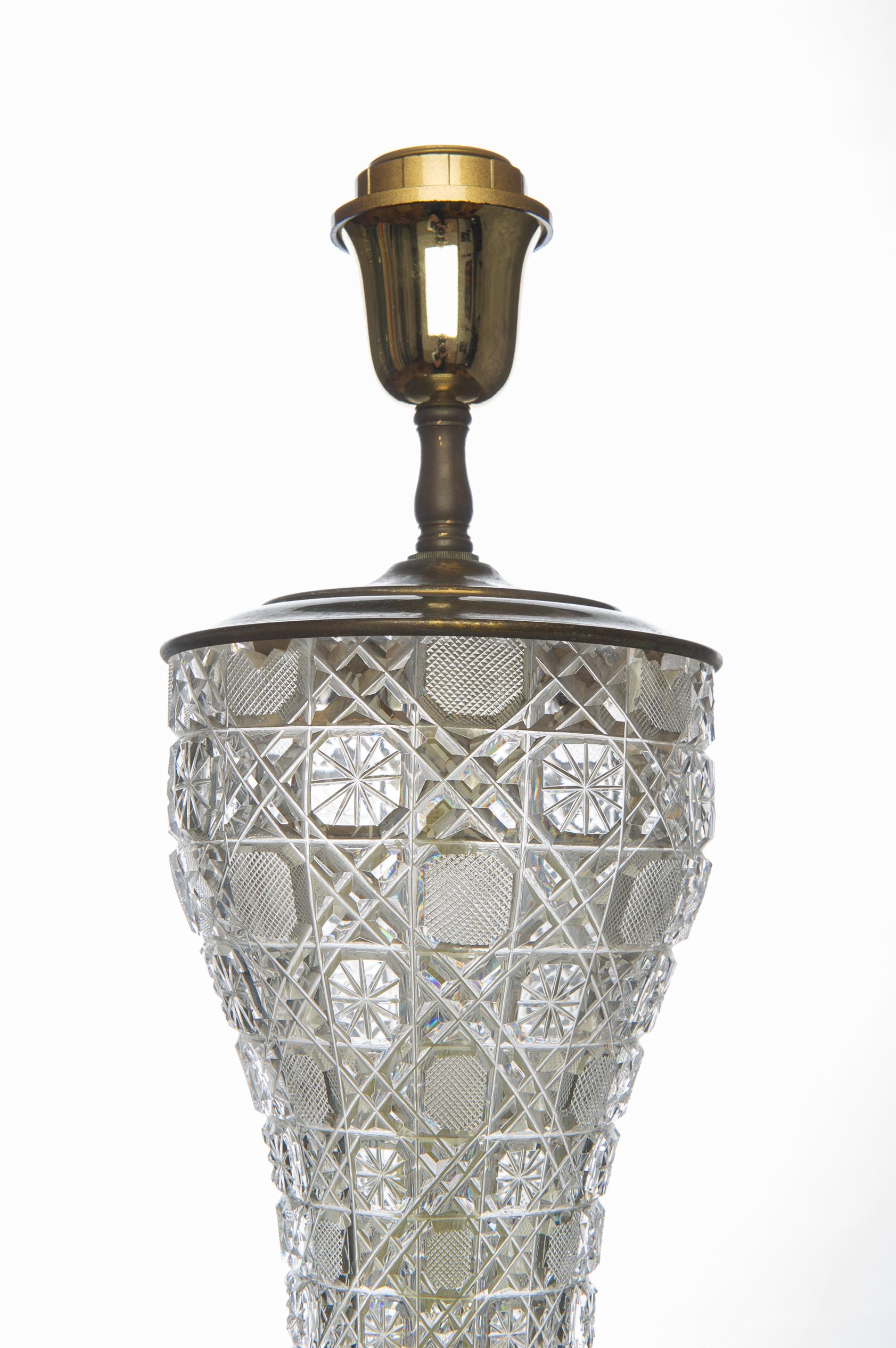C'est la lampe de table Murano classique du milieu du siècle,  avec le cristal gravé et la base en laiton : très élégant .
Je ne vise pas le chapeau parce que le volume augmenterait le coût de l'expédition : ce n'est pas pratique.
il n'est PAS