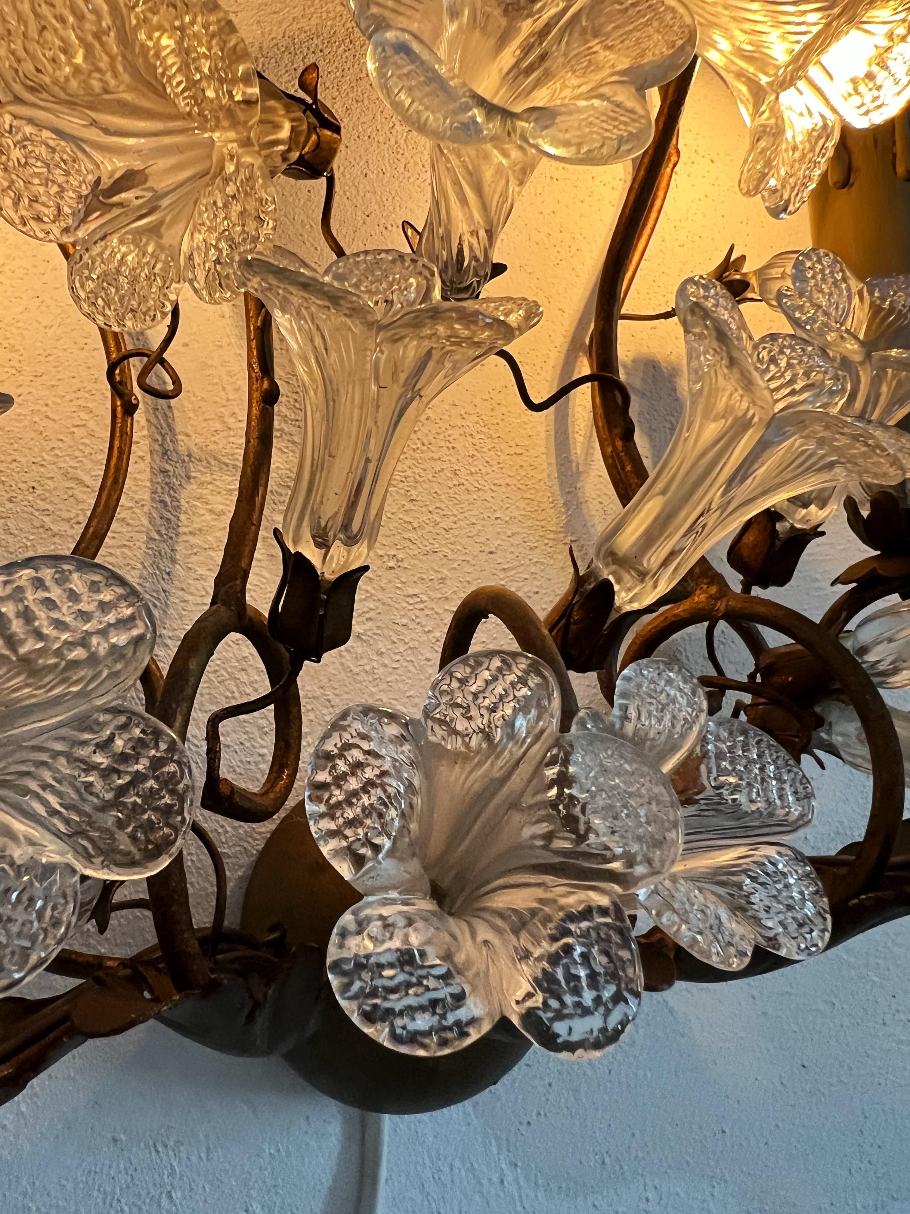 Lampada da parete in vetro di Murano con base in metallo forgiato rivestito d'oro degli anni '50 in vendita 3