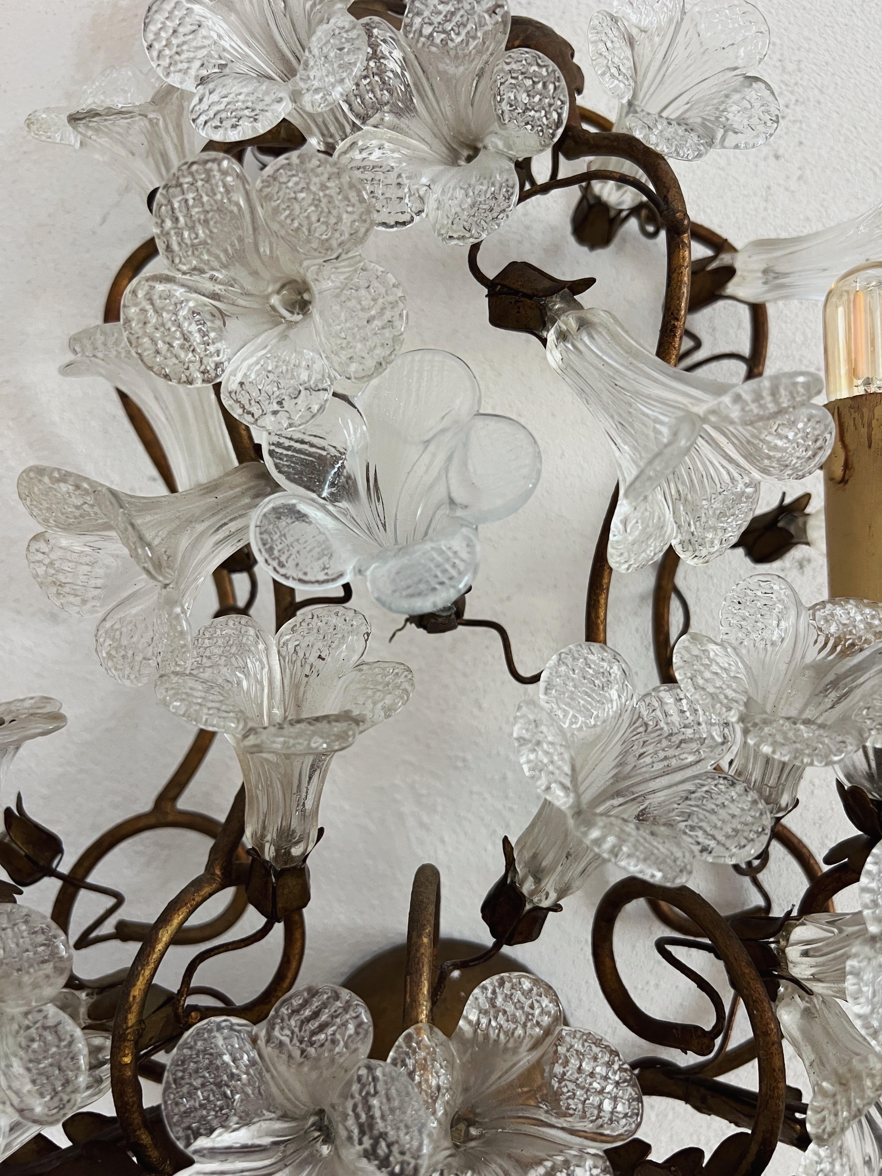 Lampada da parete in vetro di Murano con base in metallo forgiato rivestito d'oro degli anni '50 in vendita 4