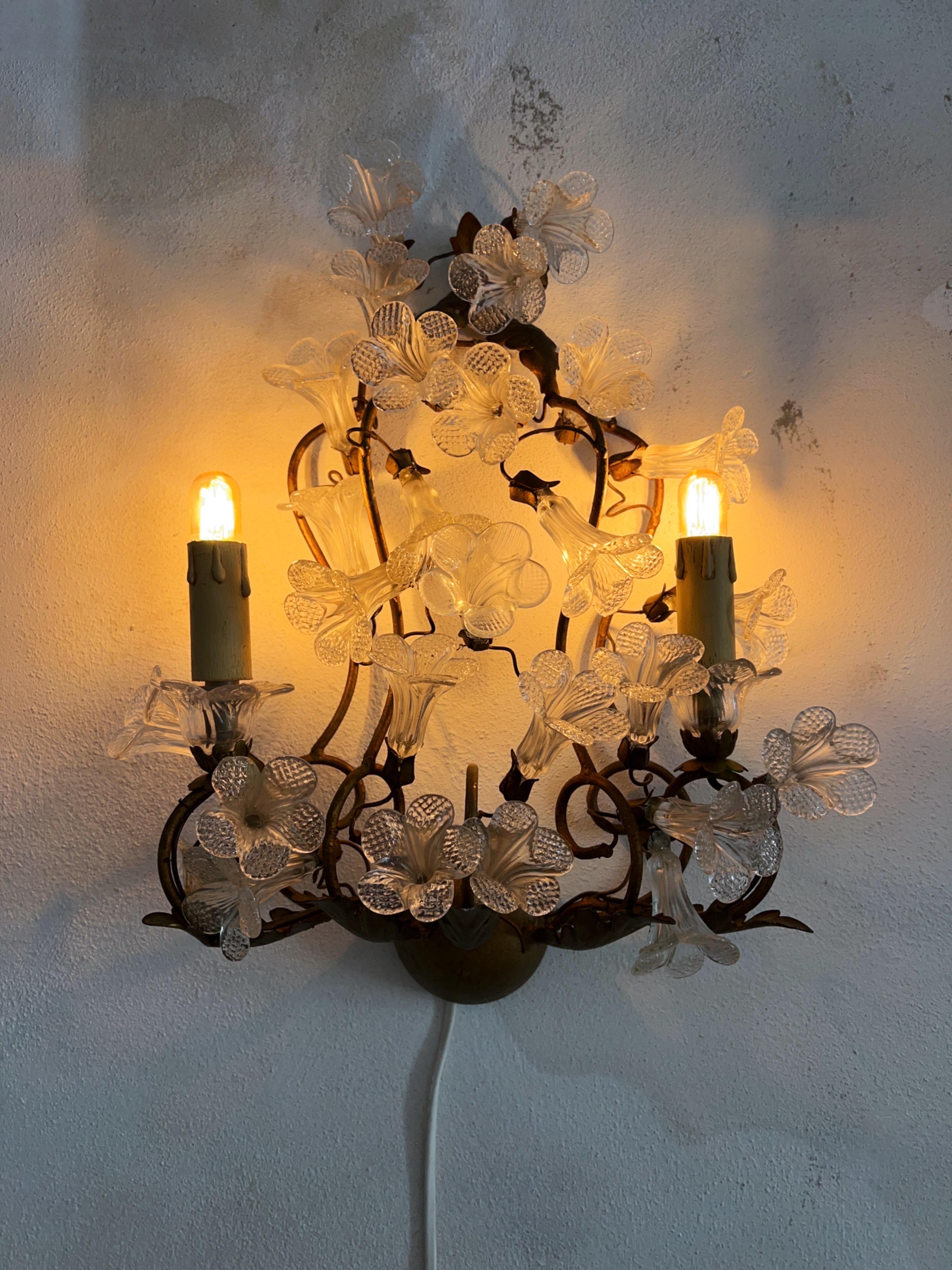 Lampada da parete in vetro di Murano con base in metallo forgiato rivestito d'oro degli anni '50 in vendita 6