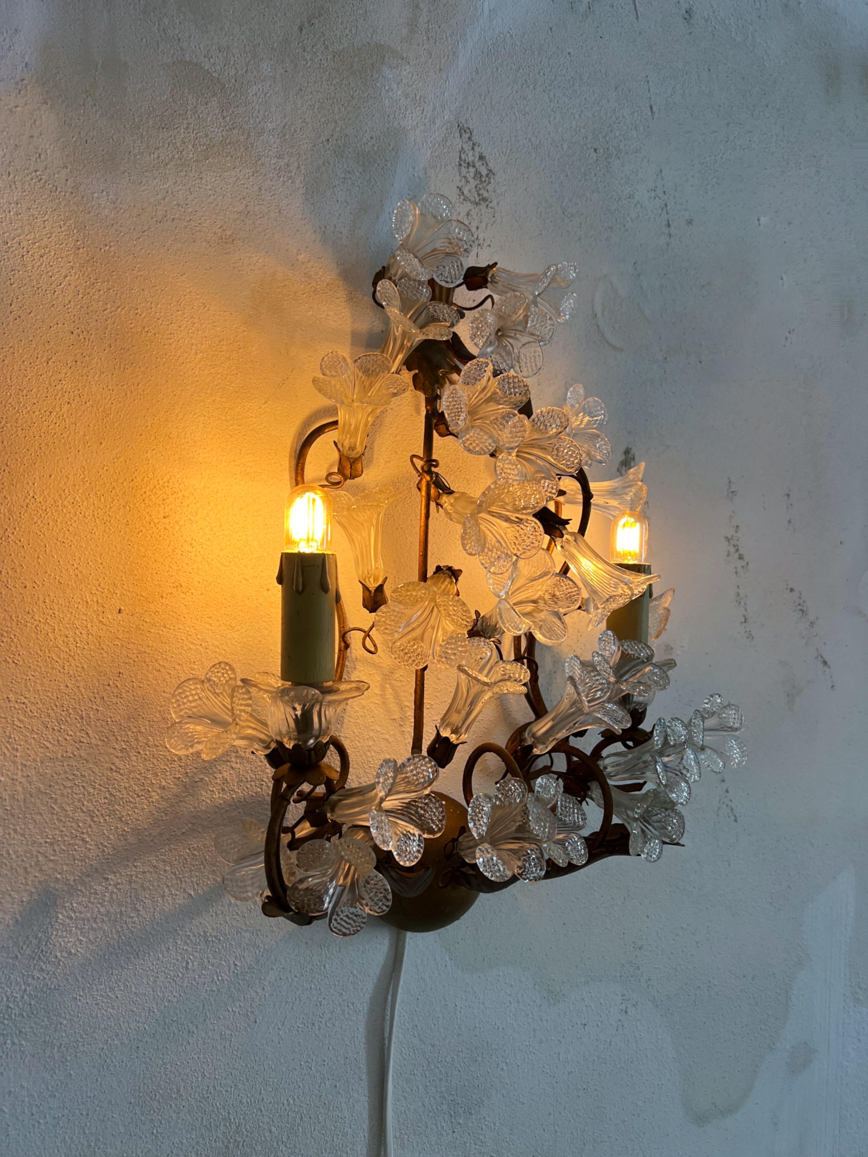 Lampada da parete in vetro di Murano con base in metallo forgiato rivestito d'oro degli anni '50 in vendita 7