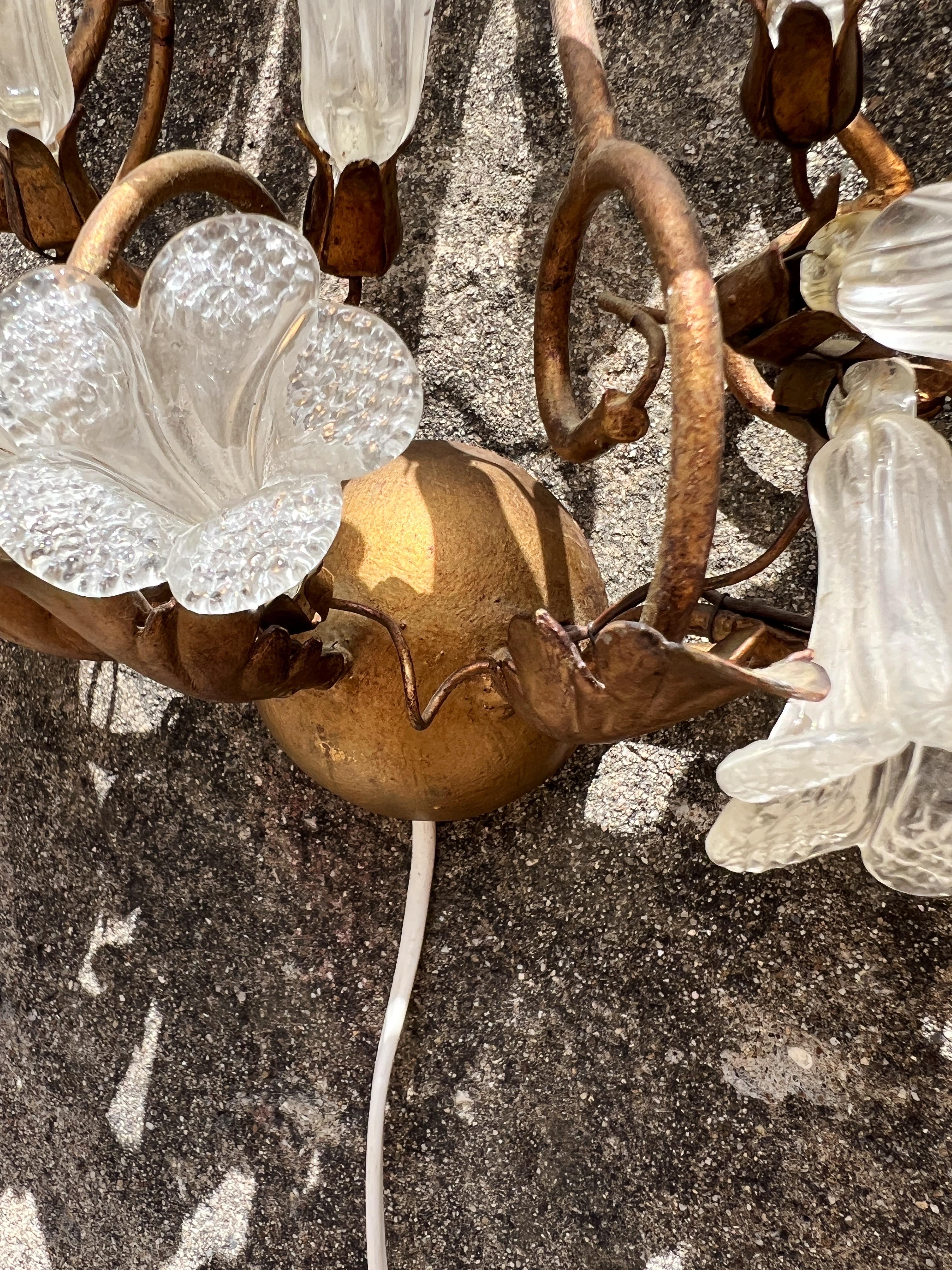 Lampada da parete in vetro di Murano con base in metallo forgiato rivestito d'oro degli anni '50 in vendita 9