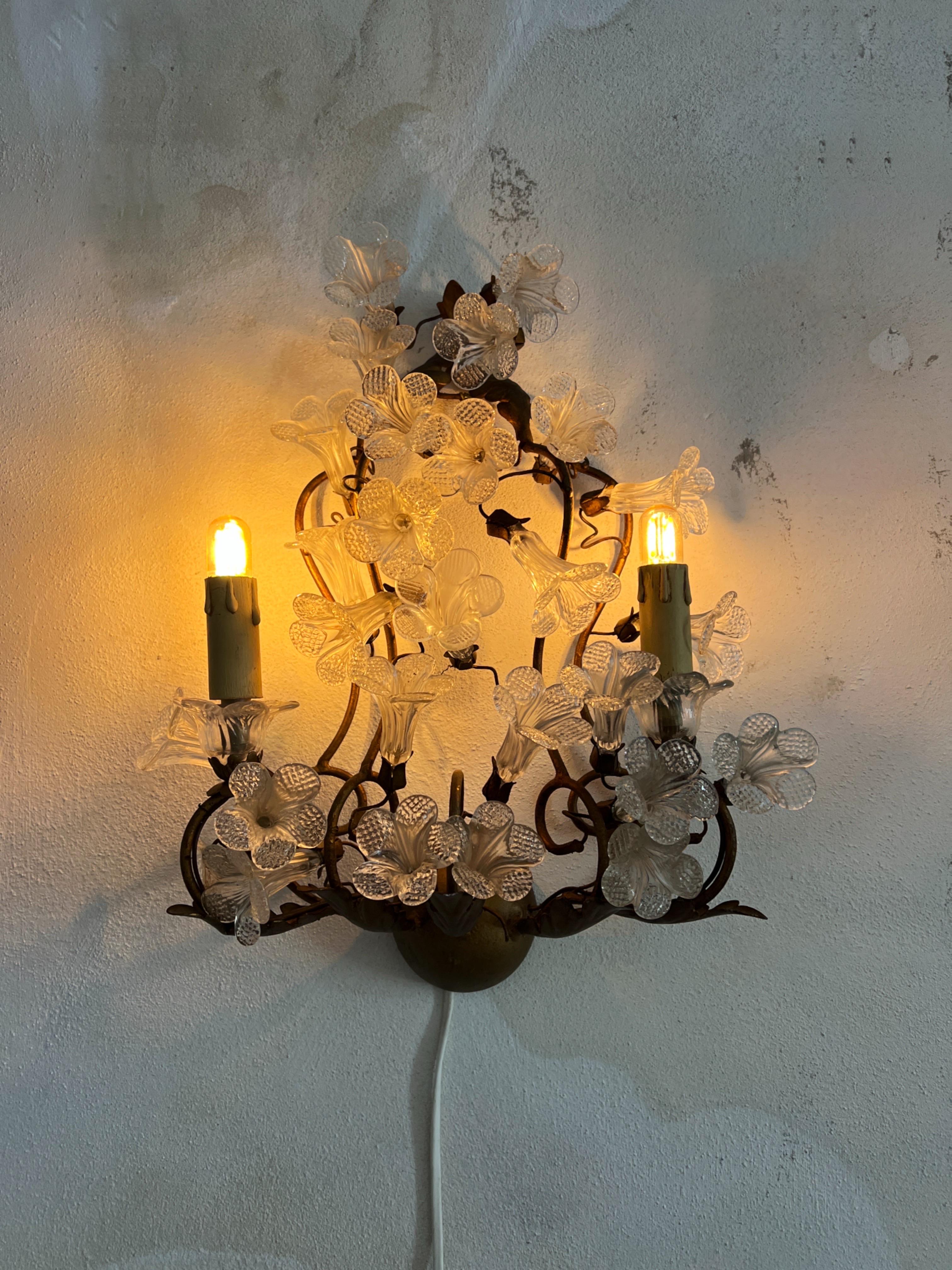 Lampada da parete in vetro di Murano con base in metallo forgiato rivestito d'oro degli anni '50 in vendita 10