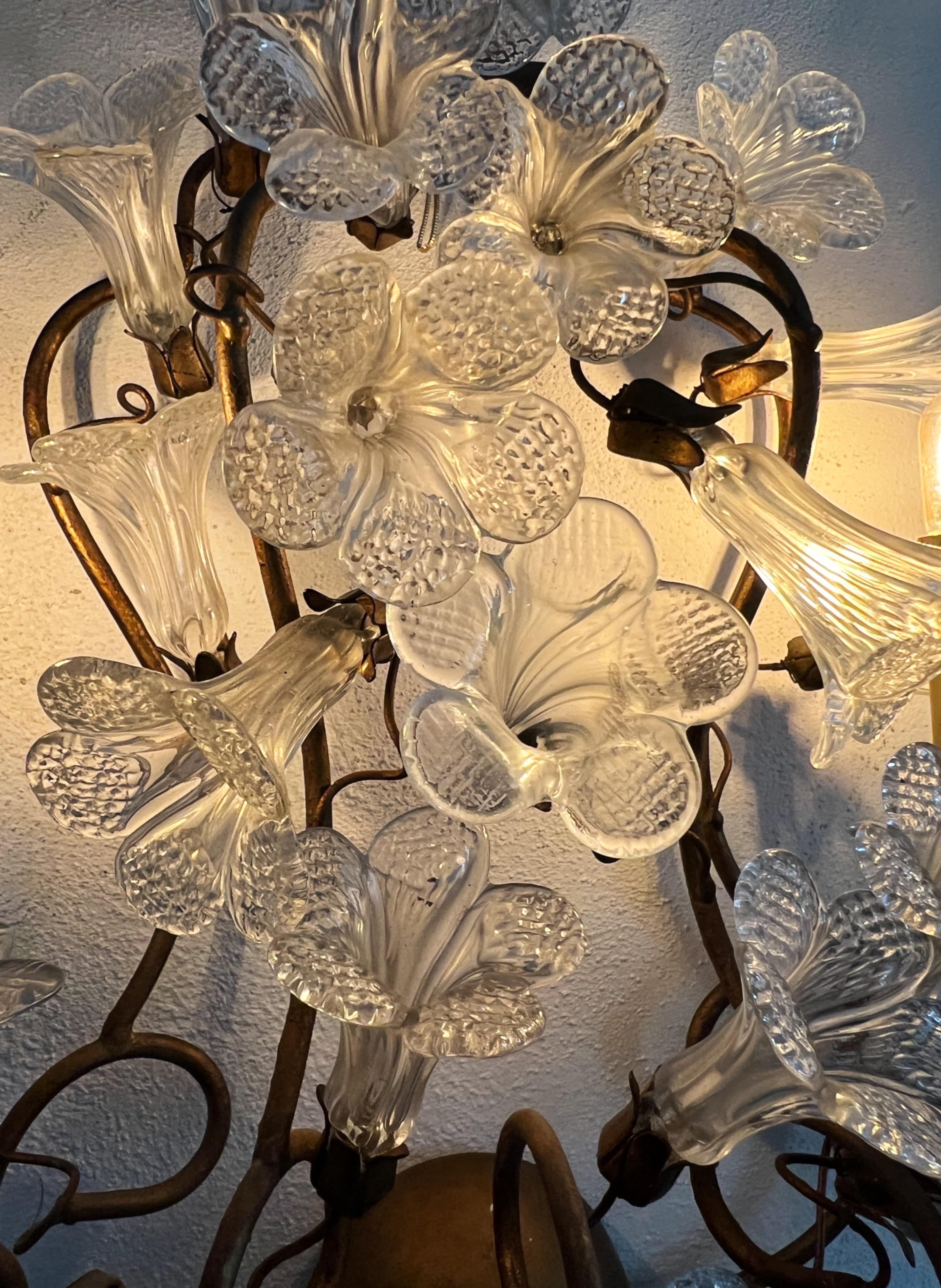 Mid-Century moderno Lampada da parete in vetro di Murano con base in metallo forgiato rivestito d'oro degli anni '50 in vendita
