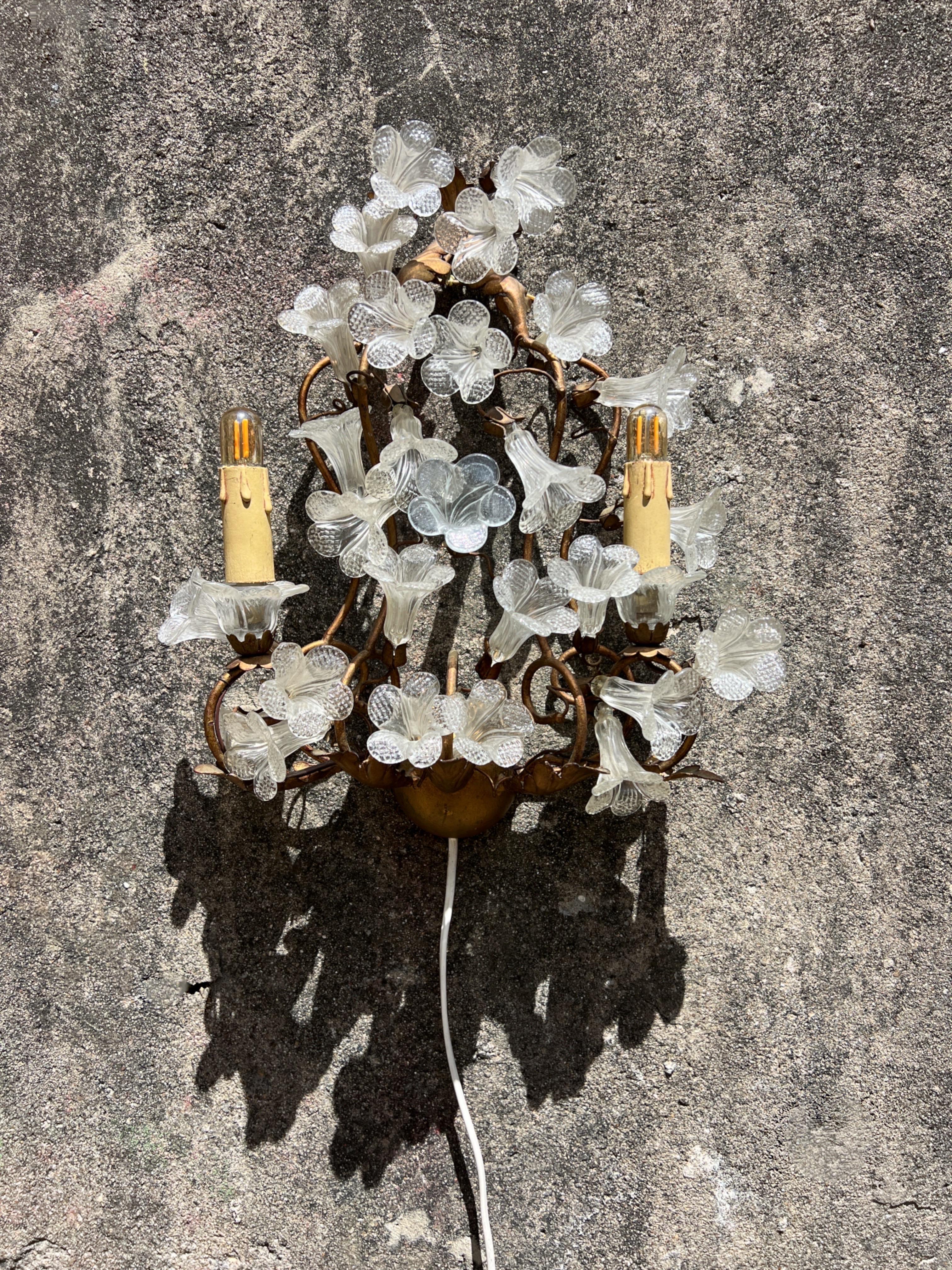 Italiano Lampada da parete in vetro di Murano con base in metallo forgiato rivestito d'oro degli anni '50 in vendita