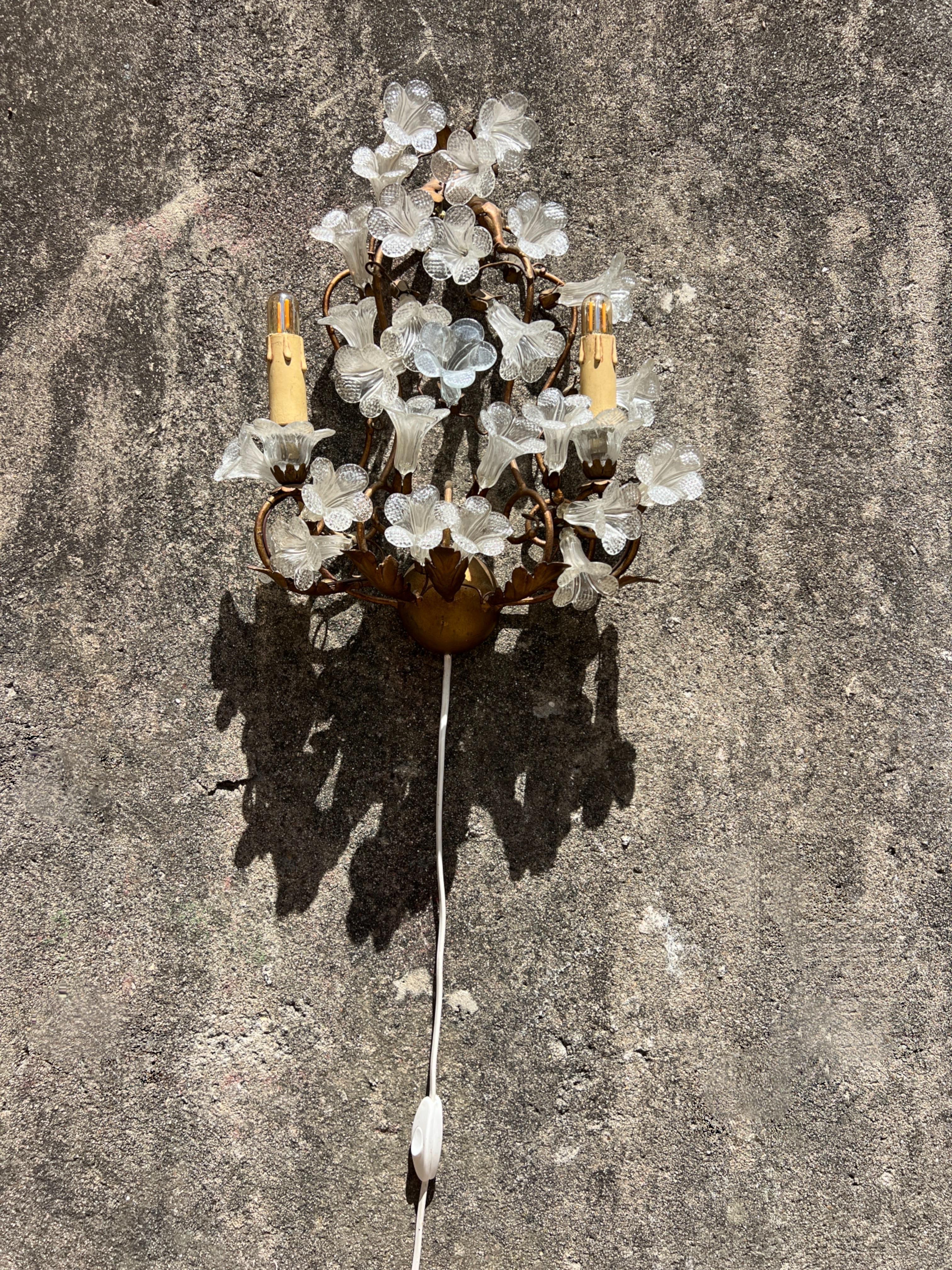 Lampada da parete in vetro di Murano con base in metallo forgiato rivestito d'oro degli anni '50 In condizioni buone in vendita a Palermo, PA