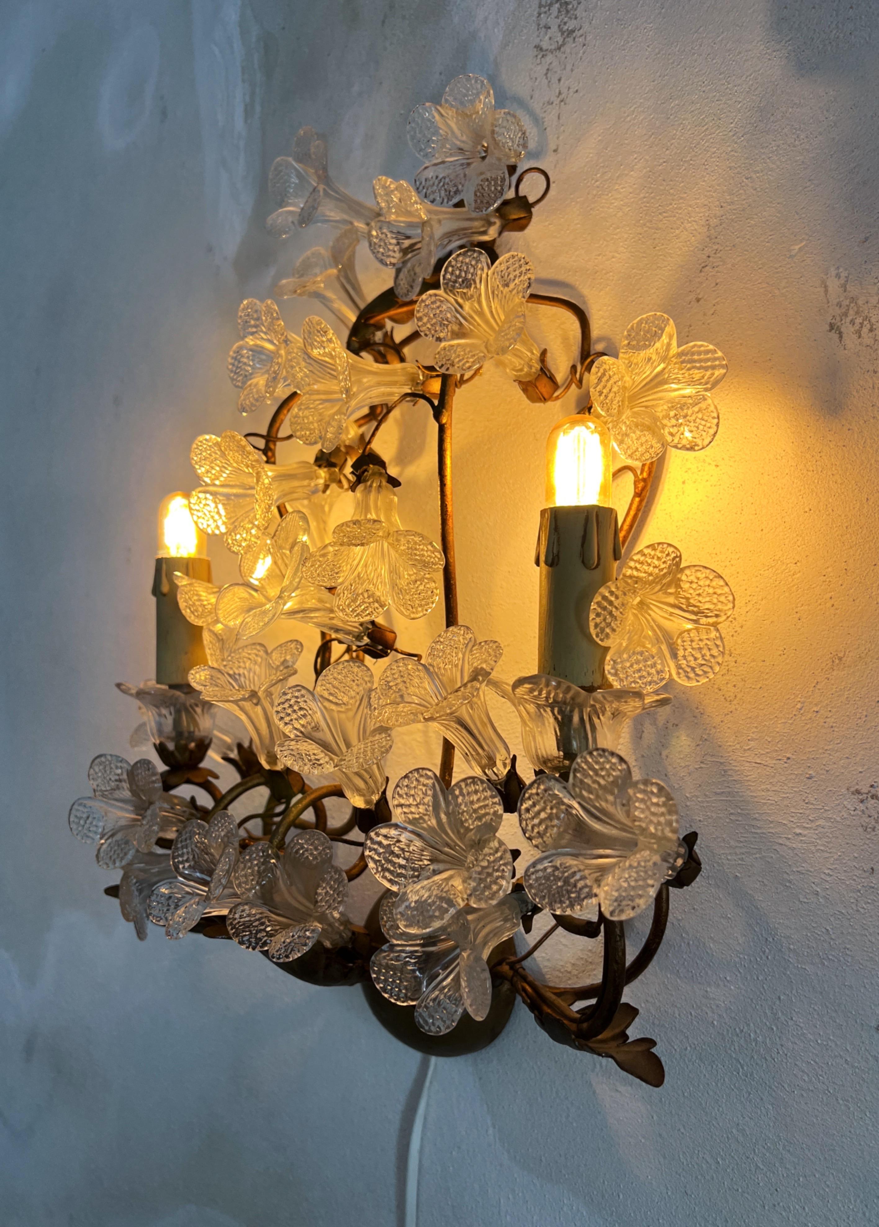 XX secolo Lampada da parete in vetro di Murano con base in metallo forgiato rivestito d'oro degli anni '50 in vendita