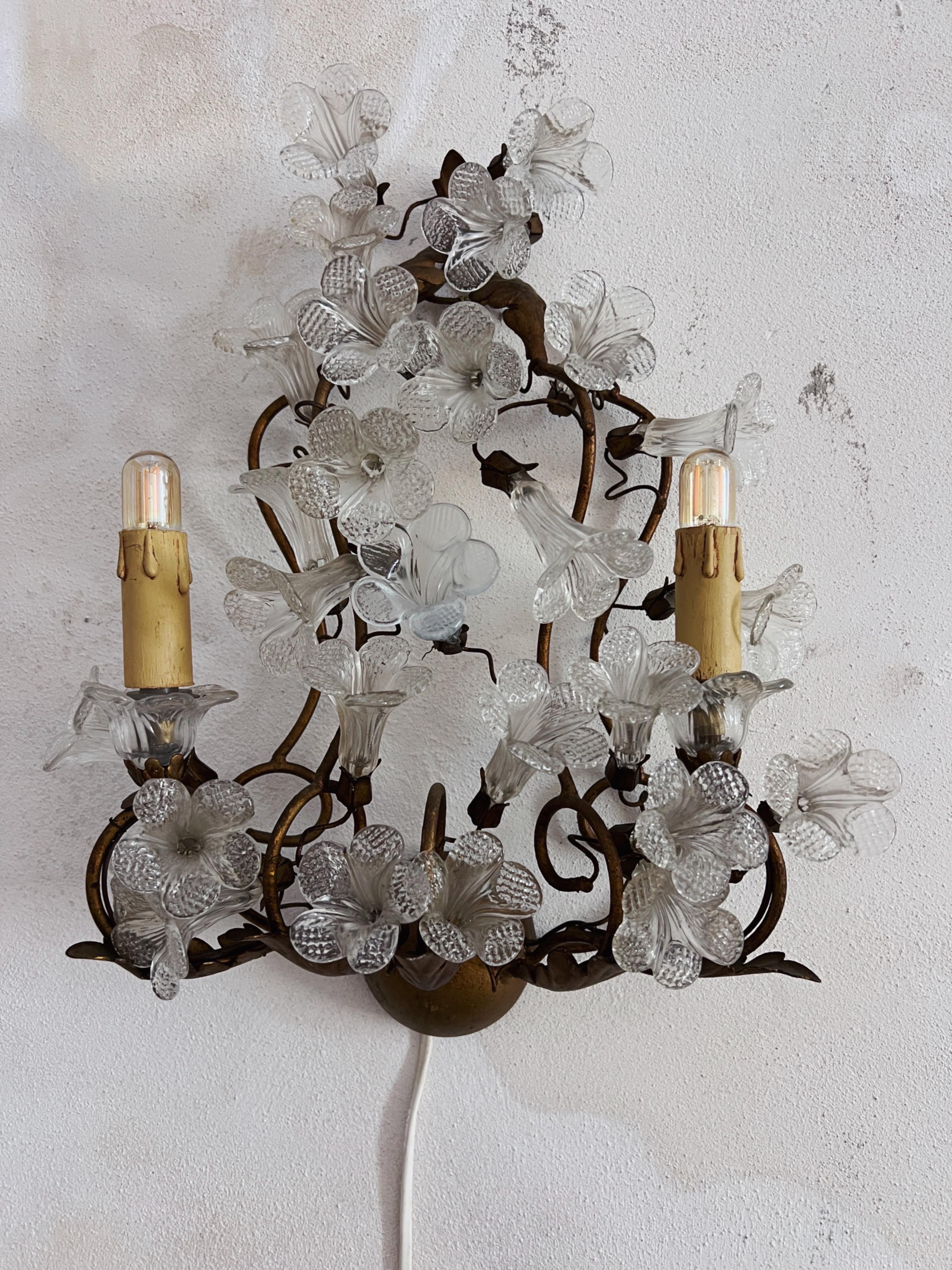 Metallo Lampada da parete in vetro di Murano con base in metallo forgiato rivestito d'oro degli anni '50 in vendita