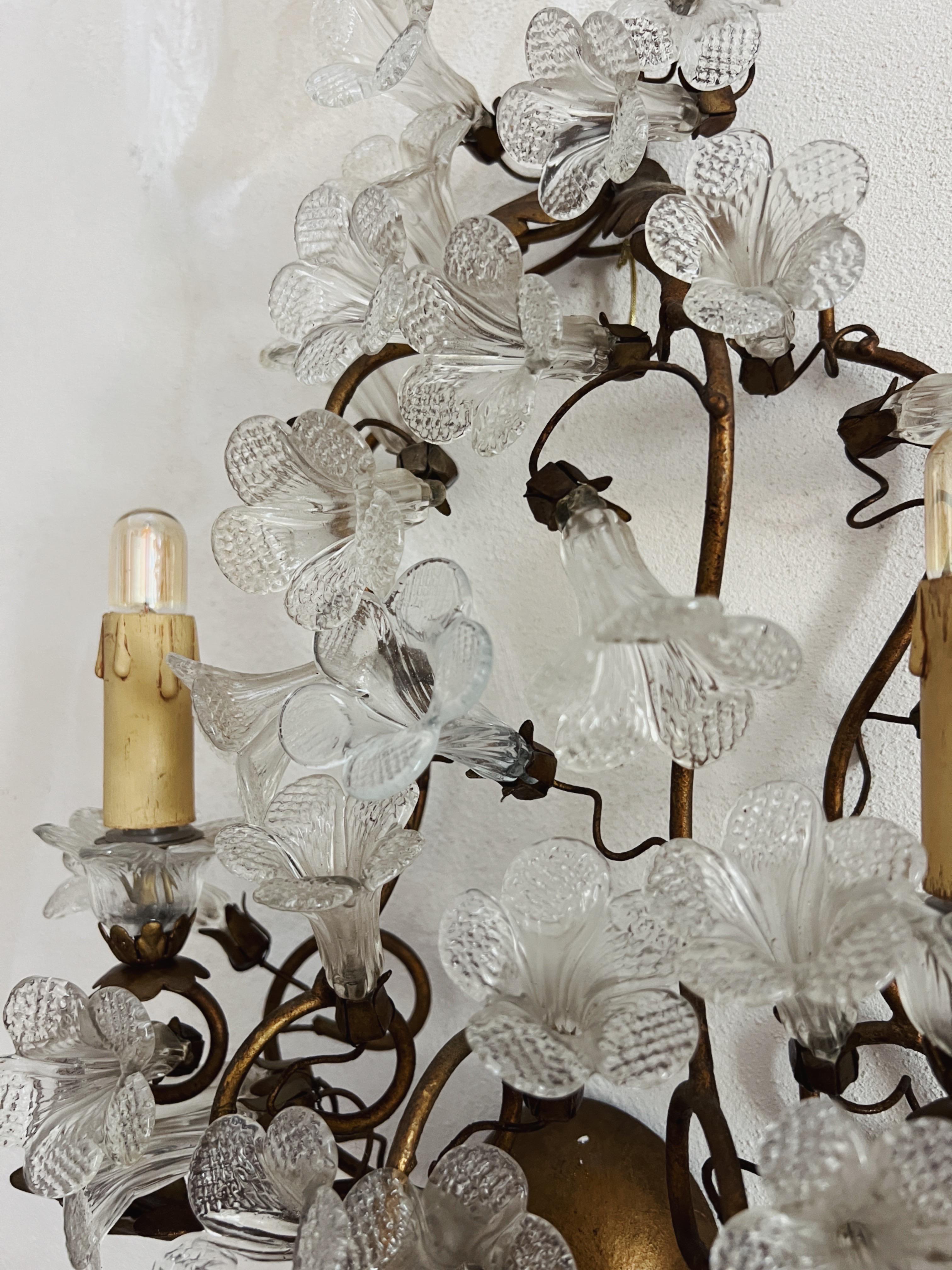 Lampada da parete in vetro di Murano con base in metallo forgiato rivestito d'oro degli anni '50 in vendita 1