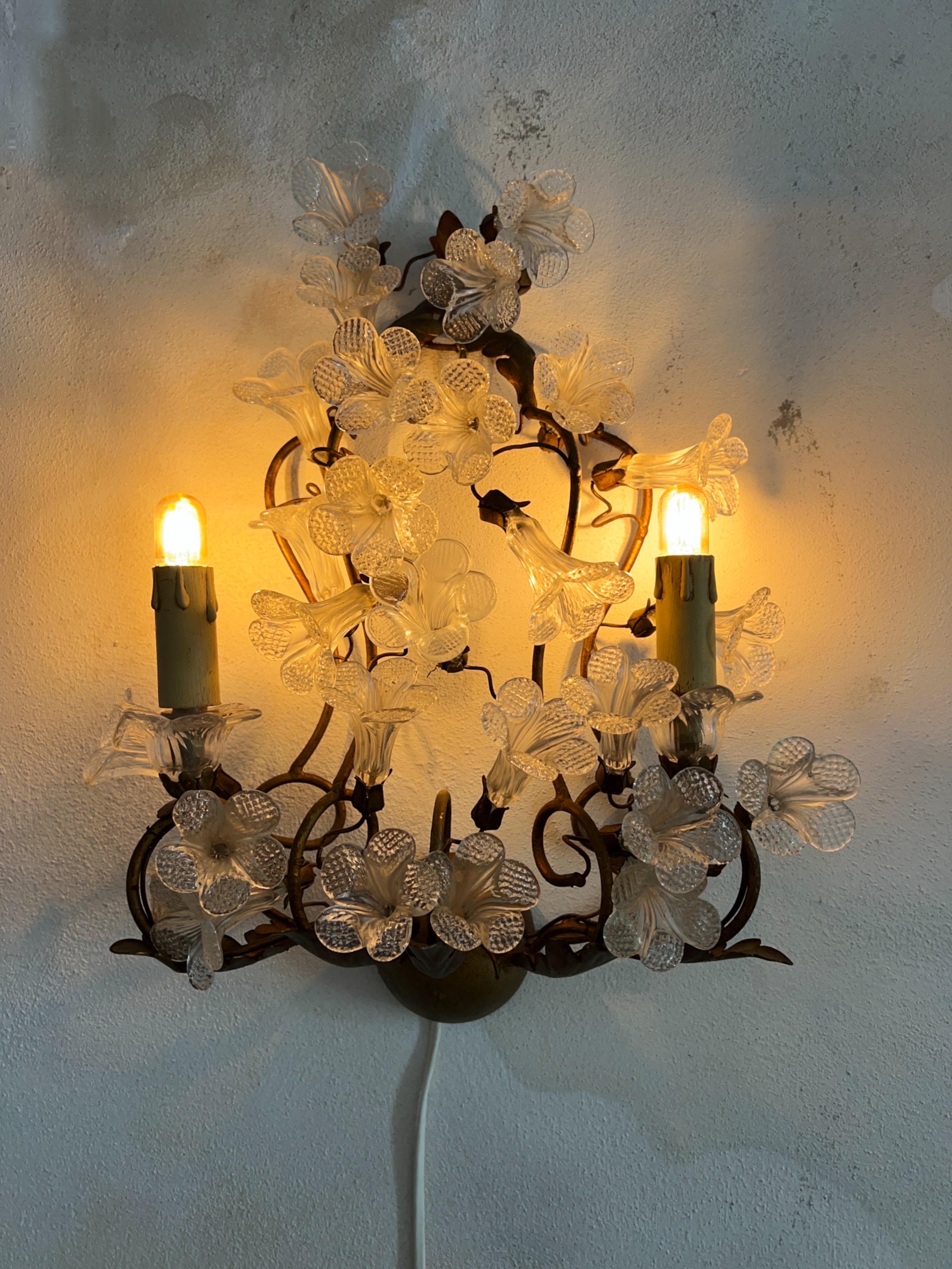 Lampada da parete in vetro di Murano con base in metallo forgiato rivestito d'oro degli anni '50 in vendita 2